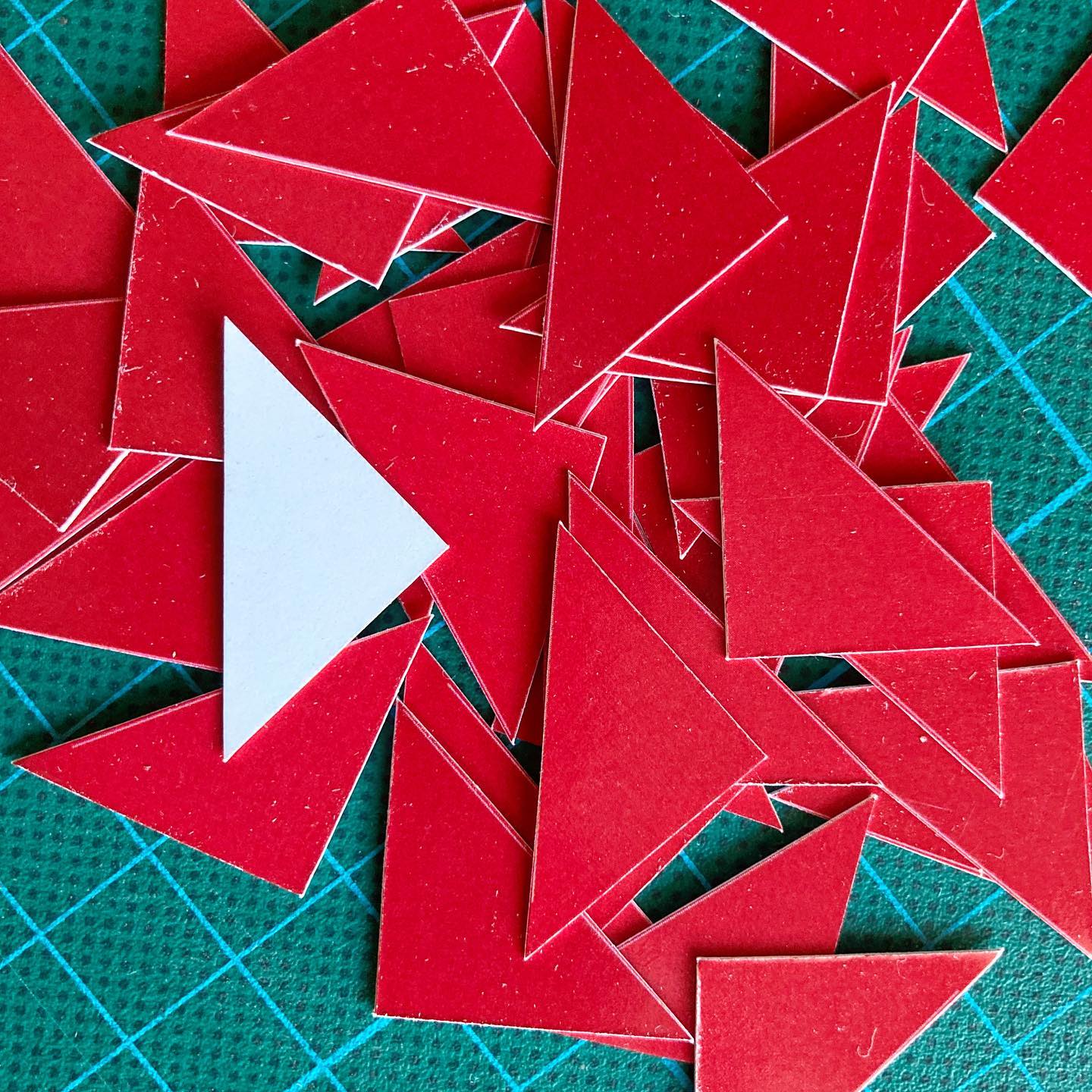 Play !
.
#happynewyear #design #designthinking #supportyourlocal #play #workhardplayhard #handmade #creative #globaldesign #newproject #beinspired