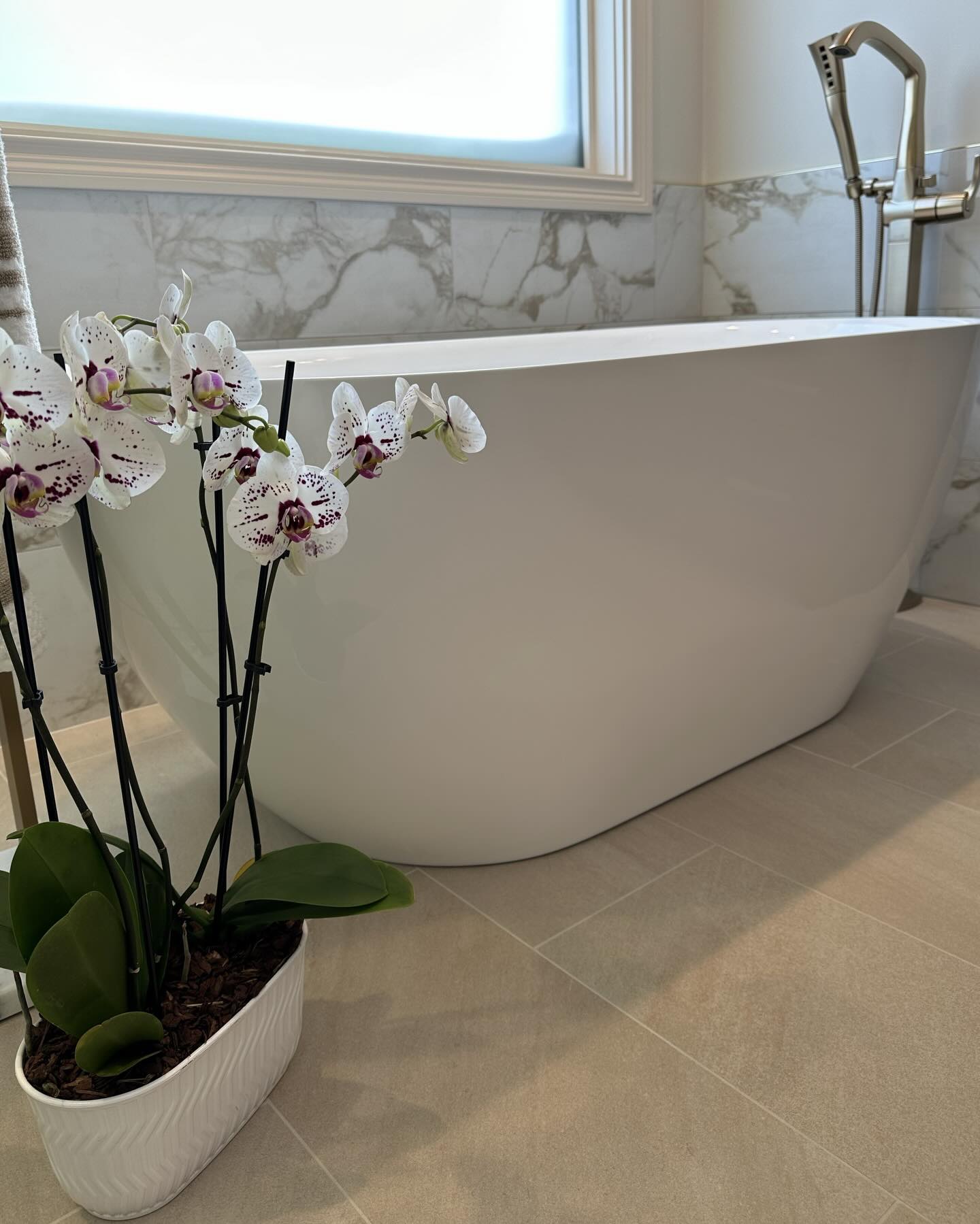 Warmth is exactly what this time of year calls for, and this bathroom delivers! Something about this space makes you want to draw a bath, sink in, and stay awhile! 🛀 Rich tones and timeless details wrap the room in a cozy, inviting glow! ✨
No time to soak? Step into the luxurious curbless shower featuring dual shower heads and an extraordinary glass enclosure! 🚿
Designed by the team at @anniemillerdesigns
Expertly Completed by @bridgestreet_remodeling
Thanks to these amazing products and trade partners:
@ryansallglass @fergusonhomeofficial @hamiltonparkerco @wwwoodproducts @kitchensbyrutenschroer @deltafaucet @signaturehw @elegant.furniture.lighting @portalsluxuryhardware @hinkleylighting @ceramiche_caesar @walkerzanger @atlasconcordeus
#BathroomDesign #bathroomdesigner #bathroomremodel #cincinnatidesigner#cincinnatidesign soakertub curblessshower