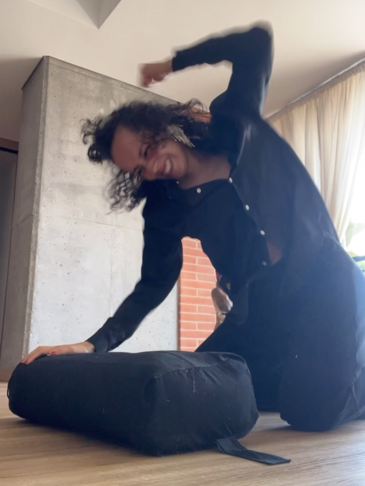 La rabia para mí siempre fue difícil.
No porque no la sintiera, sino porque no sabía qué hacer con ella. Me criticaba cuando explotaba. Pensaba que era una dramática.
Recuerdo momentos en mi vida donde, por no saber gestionarla, ese fuego me quemó. Varios platos quebrados, celulares… Y cuando ya no hubo nada externo que romper, mi propio cuerpo se empezó a romper por dentro.
Mi rabia contenida por años se convirtió en síntoma:
•Tensión mandibular, migrañas.
•Rigidez en el cuello y hombros.
•Inflamación crónica genital.
Aprendí a callar porque cada vez que expresaba un límite me decían: “Eres agresiva”, “Bájale”, “Estás loca”, “Qué grosera”. Para el mundo, una mujer que no se queja es una mujer “sana”.
Pero lo que no sale, se queda en el tejido.
Cuando conocí la danza somática y la respiración, entendí algo que me cambió la vida: La rabia no es violencia; la violencia es el resultado de una rabia que no fue escuchada a tiempo.
La rabia pura, en su esencia, es energía poderosa. Es la guardiana de tus límites. Es la que te avisa que alguien está pisoteando tu jardín.
Empecé a hacer algo distinto. En vez de tragarme el fuego, lo empecé a sentir como fuerza vital.
•Rabia por haber callado mi voz.
•Rabia por haber permitido lo inaceptable.
•Rabia por haberme reprimido para que otros estuvieran cómodos.
Mi práctica de hoy: Golpear una almohada. Vibraciones con el cuerpo para que la energía no se quede estancada en mis órganos. Respirar profundo, dejar que el calor suba desde mi útero hasta el pecho, y danzarla.
Y después vino lo más importante: NOMBRAR. ¿Qué me activó? ¿Qué me recordó? ¿Qué límite necesito expresar hoy? Porque si no nombras, vuelves al ciclo de la explosión o callar.
Muchas mujeres viven con una rabia contenida. No porque sean violentas, sino porque fueron silenciadas o no fueron protegidas cuando eran niñas.
Cuando una mujer recupera su rabia sagrada, algo cambia: Deja de explotar. Deja de reprimir. Empieza a elegir.
La rabia bien acompañada es motor, es dirección y es el fuego que limpia el camino para que tu “Sí” sea real y tu “No” sea escuchado.
La rabia no es destrucción, es tu instinto recordándote tu fuerza.