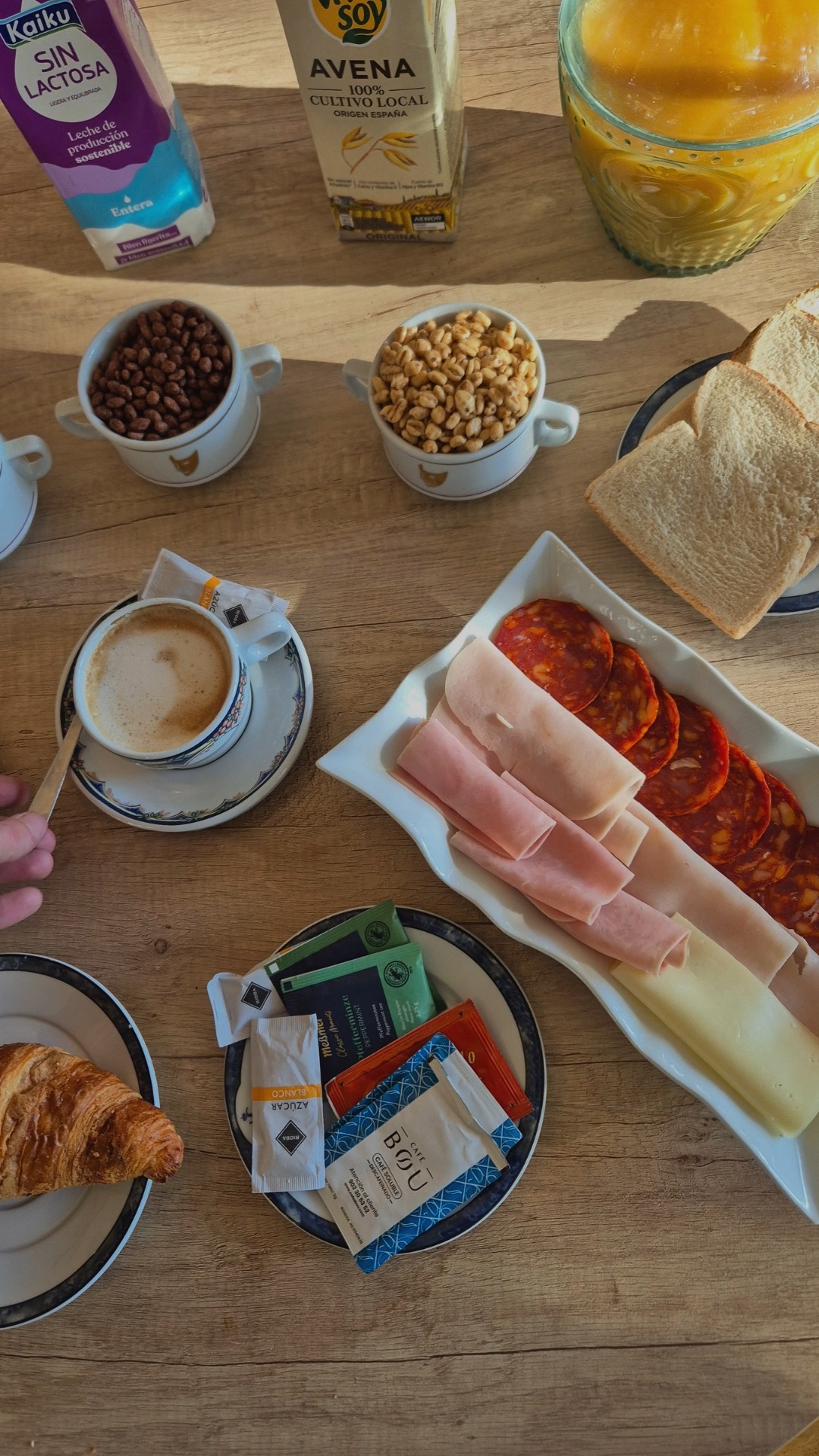 ☀️☕ Desayunos que te hacen empezar bien el día
En el restaurante de INOUT Hostel te esperamos con:
🥐 Opciones completas y variadas
🌿 Entorno tranquilo, rodeado de naturaleza
🌞 Terraza para desayunar al aire libre
💛 Desayuno por 5 € exclusivamente para huéspedes.
___
☀️☕ Esmorzars que et fan començar bé el dia
Al restaurant d’INOUT Hostel t’esperem amb:
🥐 Opcions completes i variades
🌿 Entorn tranquil, envoltat de natura
🌞 Terrassa per esmorzar a l’aire lliure
💛 Esmorzar per 5 € exclusivament per a hostes.
___
☀️☕ Breakfasts that help you start the day right
At the INOUT Hostel restaurant you’ll find:
🥐 Complete and varied options
🌿 A peaceful setting surrounded by nature
🌞 A terrace to enjoy breakfast outdoors
💛 Breakfast for €5 exclusively for guests.
#INOUTHostel #Barcelona #Breakfast