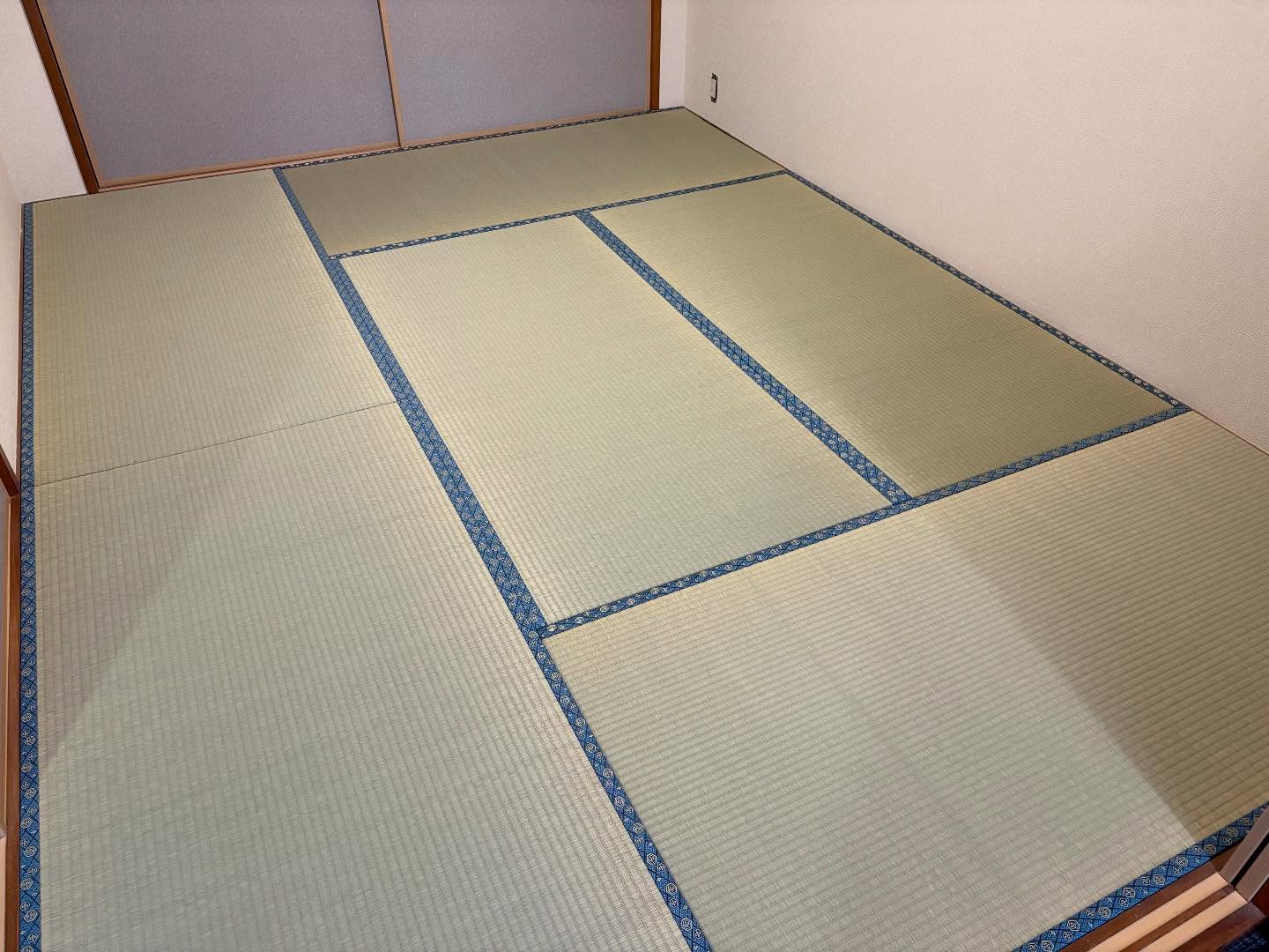 馴染みの内装屋さんから畳張替えのご依頼をいただき尾張旭市まで🚛
所々に隙間がありましたが補修し上手く収まり、内装屋さんから合格点💯をいただきました〜😊
#尾張旭市畳
畳表 ひのみどり品種
畳縁 大宮縁 季(とき)No.230
#畳名東区
#名東区畳
#襖名東区
#障子名東区
★畳★襖★障子★網戸★張