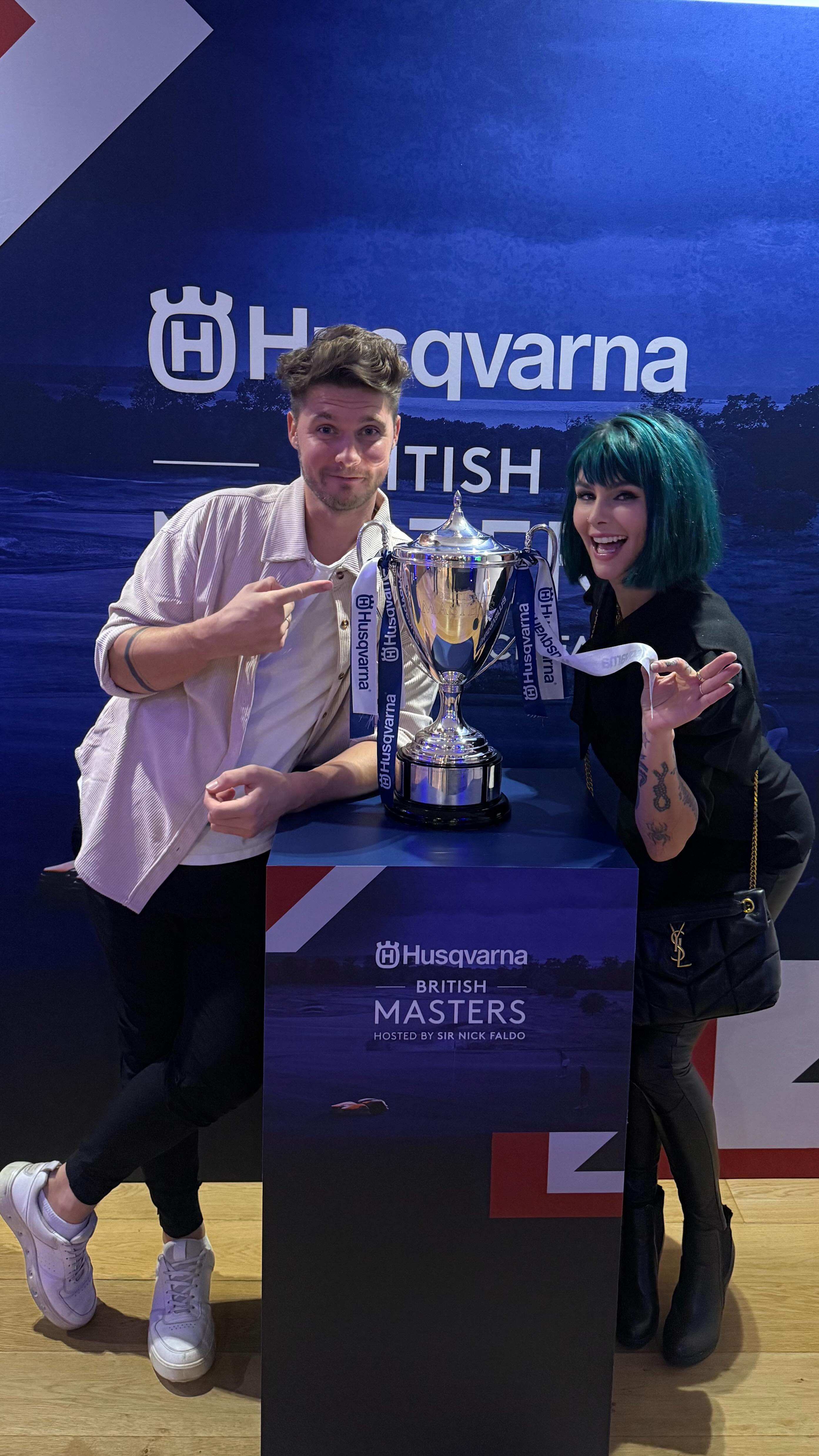 GEWINNSPIEL | Anzeige 🌿 Backyard Dreams werden wahr — und ihr könnt gewinnen!
Ein perfekt gepflegter Rasen, mehr Zeit für die Familie und kein Rasenmähen mehr? Genau das lieben wir an unserem Husqvarna Mähroboter — und jetzt habt ihr die Chance, selbst einen zu gewinnen. ✨
Stellt euch vor: barfuß durch den Garten laufen, mit den Kids spielen und einfach den Moment genießen, während im Hintergrund alles ganz von alleine erledigt wird.
Zu gewinnen gibt’s je nach Größe eurer Rasenfläche den Husqvarna Automower 308V, Husqvarna Automower 312V oder den Husqvarna Automower Aspire R6V.
So nehmt ihr am Gewinnspiel teil:
✅ Like den Beitrag
✅ Folge @husqvarna_de
✅ Folge @thehomehabit
✅ Folge @golfbymarc
✅ Markiere einen Freund oder eine Freundin in den Kommentaren
Viel Glück euch allen! 🍀
Teilnahmeberechtigt sind alle Personen, die ihren Wohnsitz in Deutschland haben und das 18. Lebensjahr überschritten haben. Das Gewinnspiel startet jetzt und endet am Sonntag, den 22.02.2026 um 23:59 Uhr. Der Gewinn kann nicht in Bar ausgezahlt werden. Der Gewinner wird per Zufallsgenerator ausgewählt und via Kommentar benachrichtigt. Das Gewinnspiel steht in keiner Verbindung mit Facebook oder Instagram.
#gewinnspiel #husqvarna #gartenliebe
#husqvarnacollaboration #mähroboter