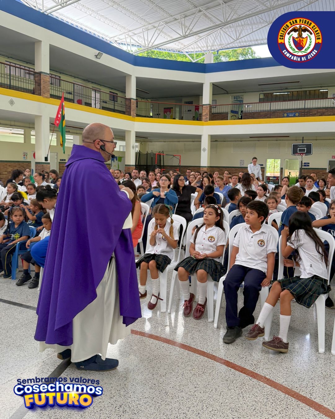 Nos disponemos en el camino de conversión ✨
Con alegría y espíritu de fe 🙏, nuestra comunidad claveriana participó en la Ceremonia de Miércoles de Ceniza, dando inicio al tiempo de Cuaresma 🕊️.
Esta celebración nos invitó a hacer una pausa ⏳, mirar nuestro corazón ❤️ y emprender un camino de conversión, reconciliación y renovación interior 🌿. Recibir la ceniza es un gesto sencillo pero lleno de significado: nos recuerda nuestra fragilidad humana y, al mismo tiempo, la grandeza del amor misericordioso de Dios ✝️, que siempre nos regala una nueva oportunidad para empezar.
En nuestras 3 sedes 🏫, vivimos este momento que nos une en la fe 🤝 y nos anima a asumir con responsabilidad y esperanza el compromiso de crecer en valores, servicio y fraternidad 💙.
#Cuaresma