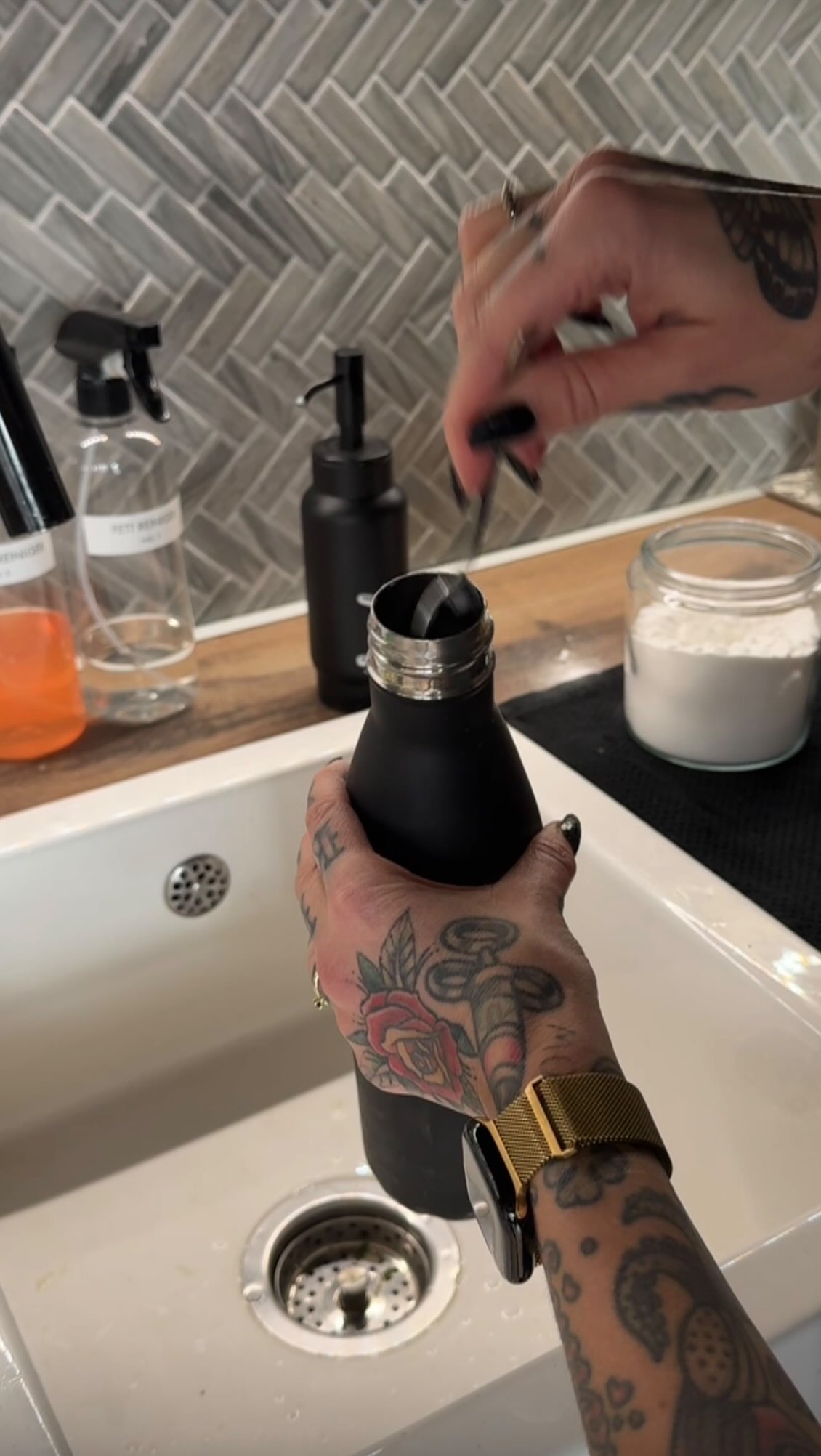 Wann hast du zuletzt deine Trinkflaschen so richtig gereinigt? 🧐🦠
#reinigen #cleanhacks