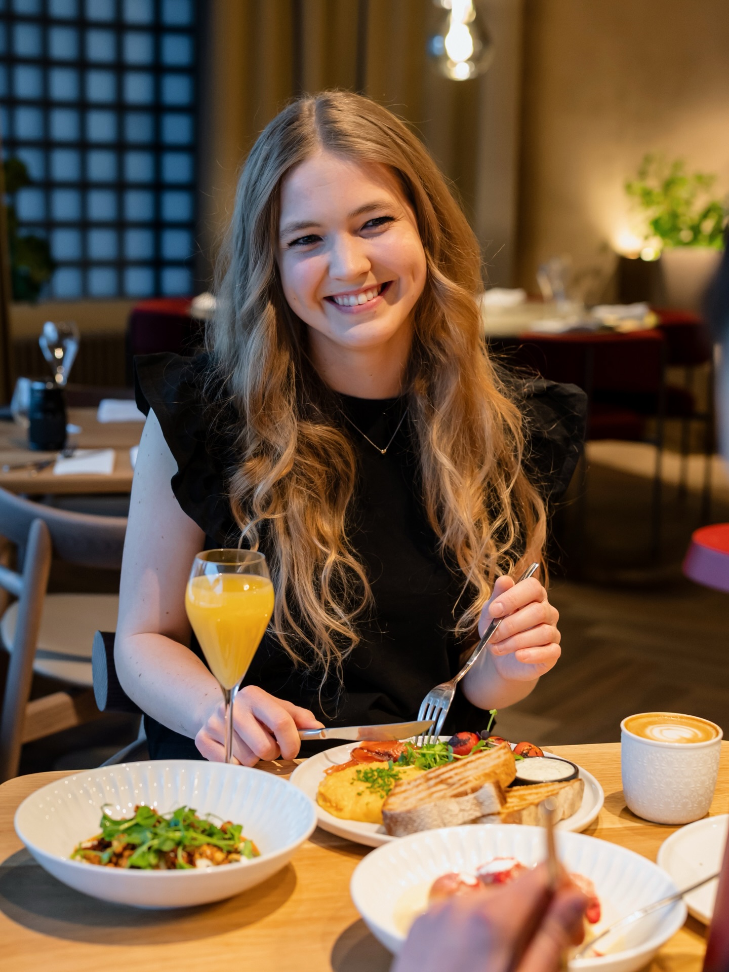 Brunch je zpátky! 🍽️ Po krátké valentýnské pauze se vrací víkendové menu. 🥞
🕒 So & Ne | 9:00–12:00
🍳 MENU:
Asian full breakfast
2× grilovaný párek, marinovaná vejce, miso-medová slanina, gochujang fazole, žampiony v ústřicové omáčce, rajčata v yuzu, sezamový chléb.
Vejce Benedikt – roastbeef 🥩
Roastbeef, vejce 63 °C, holandská omáčka, shokupan, mizuna, rukola, pažitka.
Vejce Benedikt – hlíva 🍄🟫
Hlíva ústřičná, vejce 63 °C, holandská omáčka, shokupan, mizuna, rukola, pažitka.
Míchaná vejce s lososem 🐟
3× míchaná vejce, losos, bylinkový dip, salát, žitný chléb.
Slaná granola 🥚
Labneh, ořechová granola, vejce 63 °C, chilli olej, bylinky, pečivo.
Buchtičky s vanilkovou omáčkou 🍓
Buchtičky, vanilková omáčka, maliny, jahodová omáčka.
Rezervace doporučujeme předem přes odkaz ve stories nebo v našem biu. 🔗