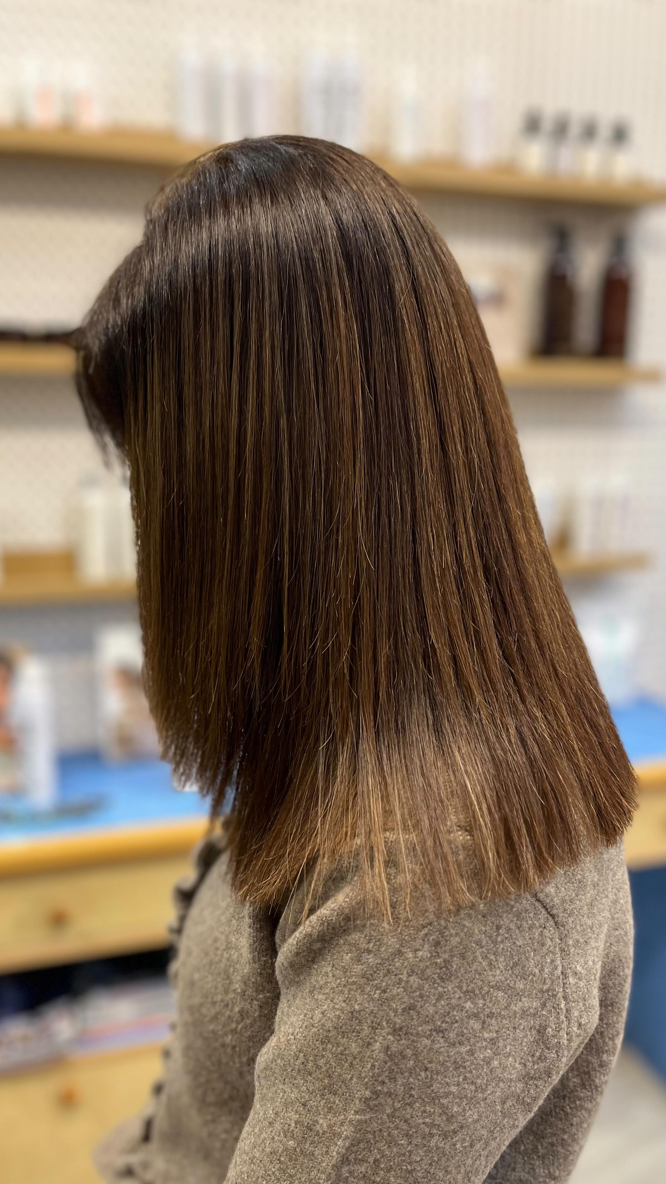 Nos gusta la forma ovalada de este medium bob con suaves capas para obtener movimiento.
¿Te gusta esta medida de cabello para ti?
#castellanoimagen #peluqueriasevilla #hairinspo #mediumbob #cambiodelook