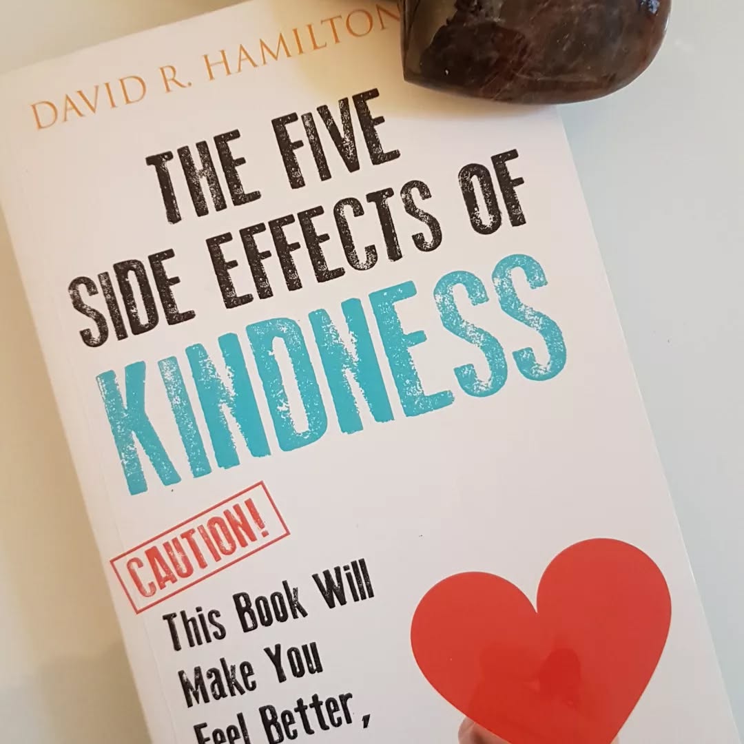 Today is #worldkindnessday .. and you probably already do something kind every day, don't you 😍 .. of course you do! This lovely book will share some of the science with you on all the health benefits YOU receive by being just more and more of Who You Really Are .. intrinsically kind and living from your heart, you beautiful soul!!
Enjoy your day!! 🙏💕😍
#worldkindnessday #randomactsofkindness
#drdavidhamilton
#5sideeffectsofkindness