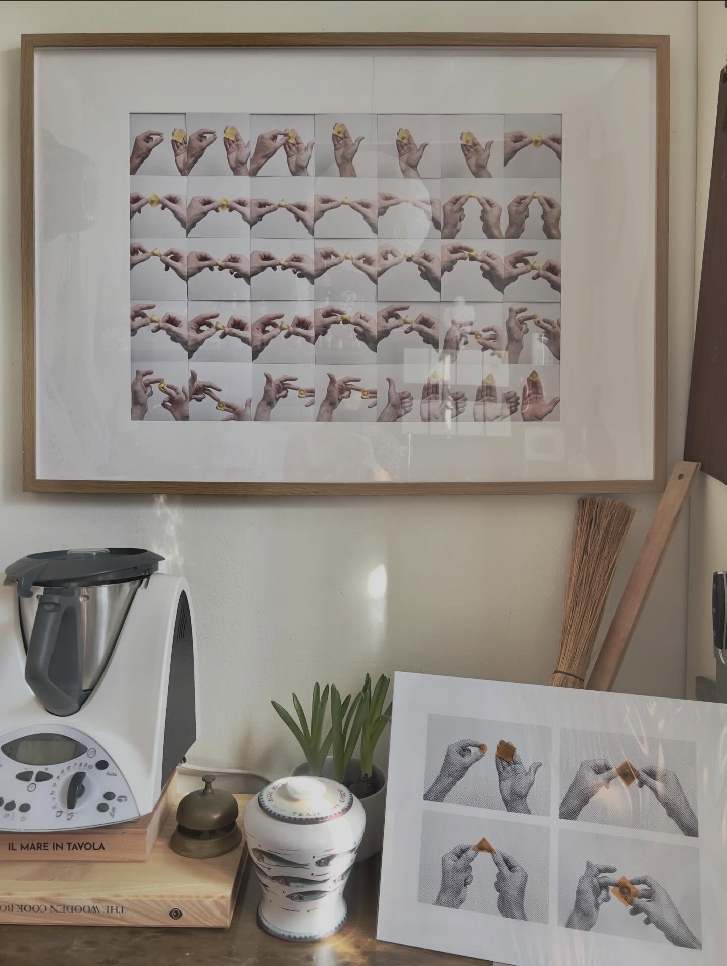 Tradurre significa letteralmente trasportare, trasferire.
Si traduce dall’italiano all’inglese, ad esempio. Ma si traduce anche quando si spiega - in altre parole - qualcosa a qualcuno che non ha capito o che non sa. Alle volte tradurre è semplificare, ma non è sempre semplice. Capita di passare - o di dover passare - da un sistema di segni ad un altro. È quello che si fa quando ci si aiuta con i gesti.
Ma per il prodotto della traduzione, le decisioni del traduttore non sono mai un elemento neutro. Così come non è neutro il ruolo del destinatario.
Come nelle istruzioni di montaggio di un mobile, o in un fumetto, quel che è successo prima, negli spazi bianchi tra un’immagine e l’altra, o che accadrà dopo, si lascia all’immaginazione di chi riceve la traduzione. Tradurre significa fare delle scelte:
scegliere parole, gesti, alfabeti e, alle volte, scegliere di non usare. Di omettere.
Non parlare di pasta, di ripieno, di pesi e di misure, potrà ad alcuni sembrare un tradimento, un sacrilegio, ma è, oltre a un atto inevitabile, un atto necessario.
Non potremo mai mangiare lo stesso cappelletto o pretendere che in futuro altri lo facciano. Perché diversi sono gli ingredienti, le mani che lo fanno, il gusto di chi lo mangia.
Perché siamo cambiati noi.
Tramandare obbliga una identità a rigenerarsi.
Tradurla è necessario per tenerla in vita, metterla in movimento e condurla oltre.
Ciò che permane è una sequenza di gesti, collettiva e identitaria che non annulla o appiattisce le differenze. Al contrario. Lascia loro gli infiniti spazi bianchi - prima, durante e dopo - da riempire con le proprie unicità e tenere la tradizione in vita.