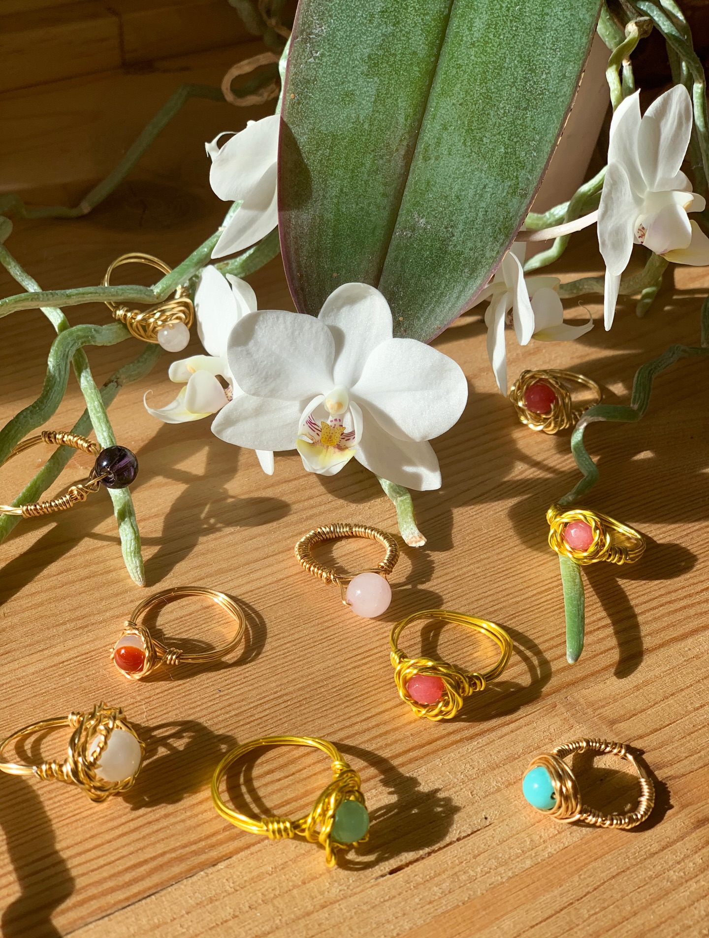 Depuis le 1er février, nous avons la joie d’accueillir Lindsay dans notre association. Créatrice de bijoux à l’énergie débordante, elle a installé son atelier dans notre espace et développe son univers délicat et sensible à travers @murmurdor2025.
Ses créations, entièrement fabriquées à la main, mettent à l’honneur les perles, les pierres et les histoires qu’elles portent.
Aujourd’hui, on vous présente l’une de ses dernières nouveautés: des bagues en fil métallique entrelacé, aux formes libres et organiques et avec en leur cœur une perle lumineuse. Chaque modèle est unique, et franchement, on les voudrait toutes!
Un grand choix de bijoux @murmurdor2025 est à venir découvrir à la boutique sans attendre!
Bague: 26.-