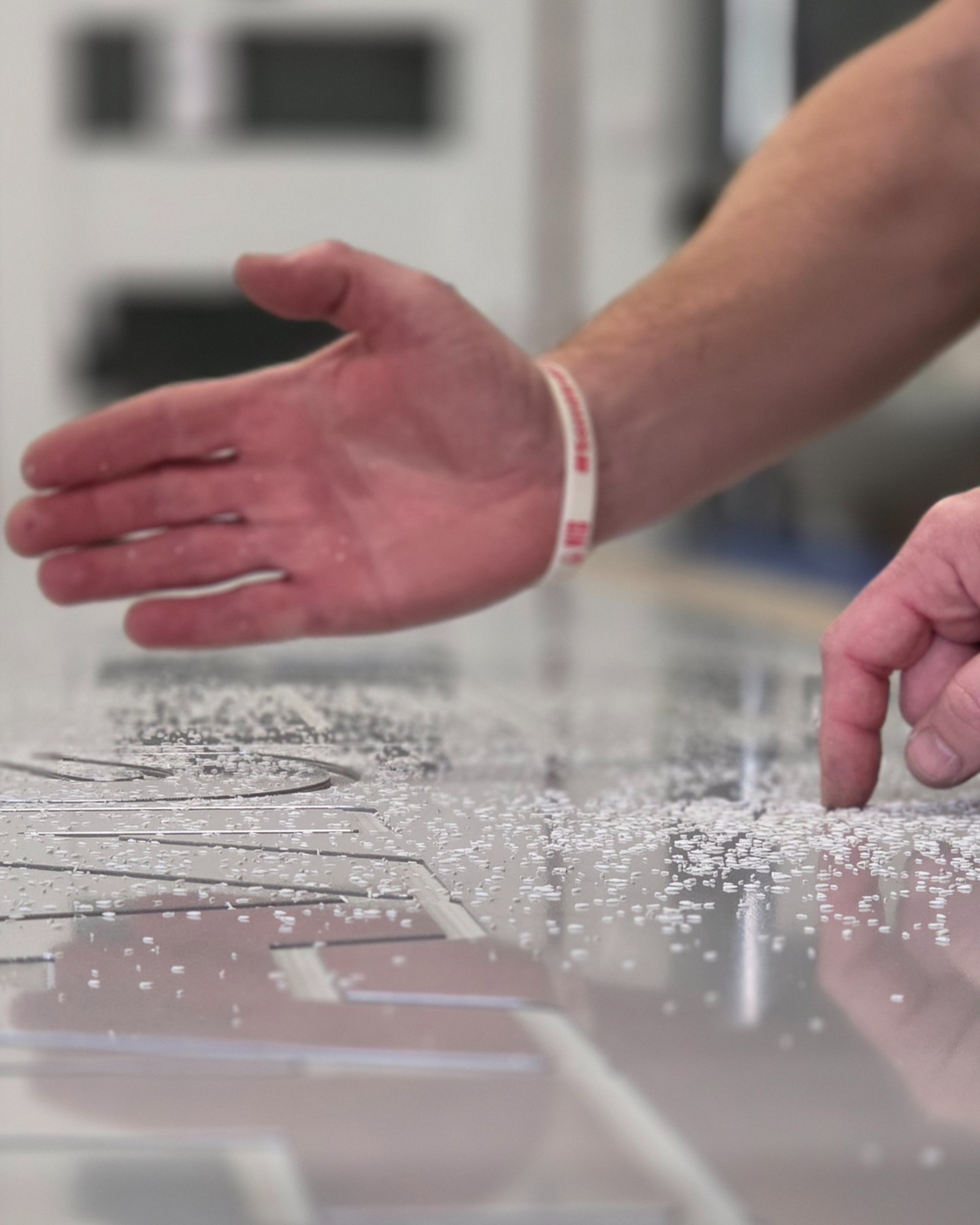 Priami výrobcovia, slovenské dielne, výsledok ktorý predáva. Pozrite, ako vzniká naše 3D logo v Skalici, Liptovskom Mikuláši a Košiciach — presne, rýchlo a bez sprostredkovateľov. Ideálne riešenie pre predajne, kaviarne, benzínky a agentúry v Bratislave, Trnave a Malackách. Link in bio. Ktorý projekt riešime pre vás ako prvý? 🔧✨📸 #lokalnavyrba #3Dreklama #JohnyOak #viditelnost #Bratislava #Trnava #Malacky #signage