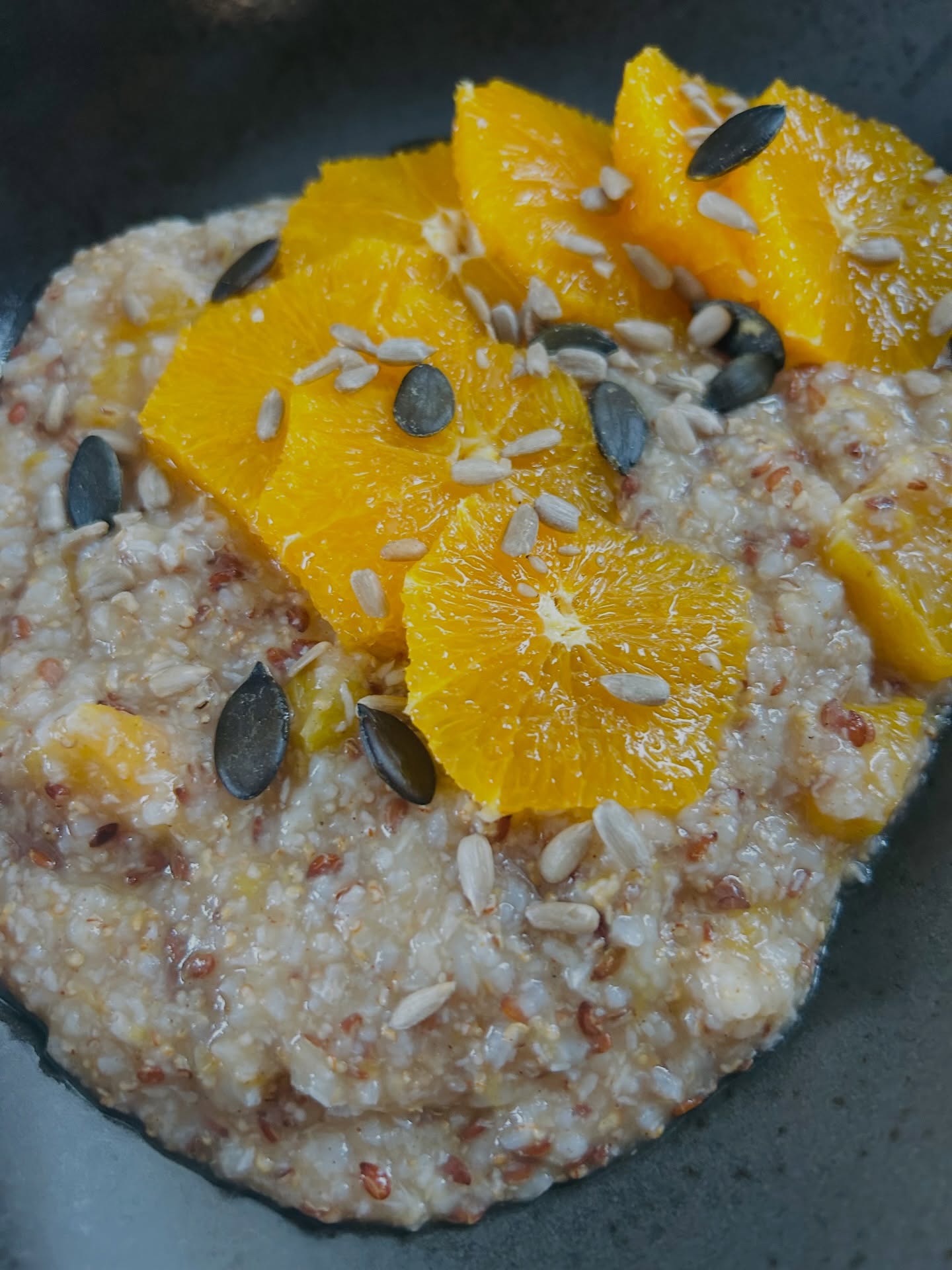 Reis-Congee mit Orangenscheiben💫
Eine wunderbare leichte Frühstücksidee, die du gut für mehrere Tage vorbereiten kannst und jeden Tag auf eine neue Art genießen darfst.
Heute gibt es bei mir eine Variation mit Leinsamen, Sonnen-und Kürbiskernen und Orangenscheiben 🍊🍊🍊.
Für mehr Frühstücksidee und Rezepte lass gerne einen Like da und folge mir ⭐️.
#ayurveda #frühstück #gesundeernährung #leichterleben #ayurvedalifestyle