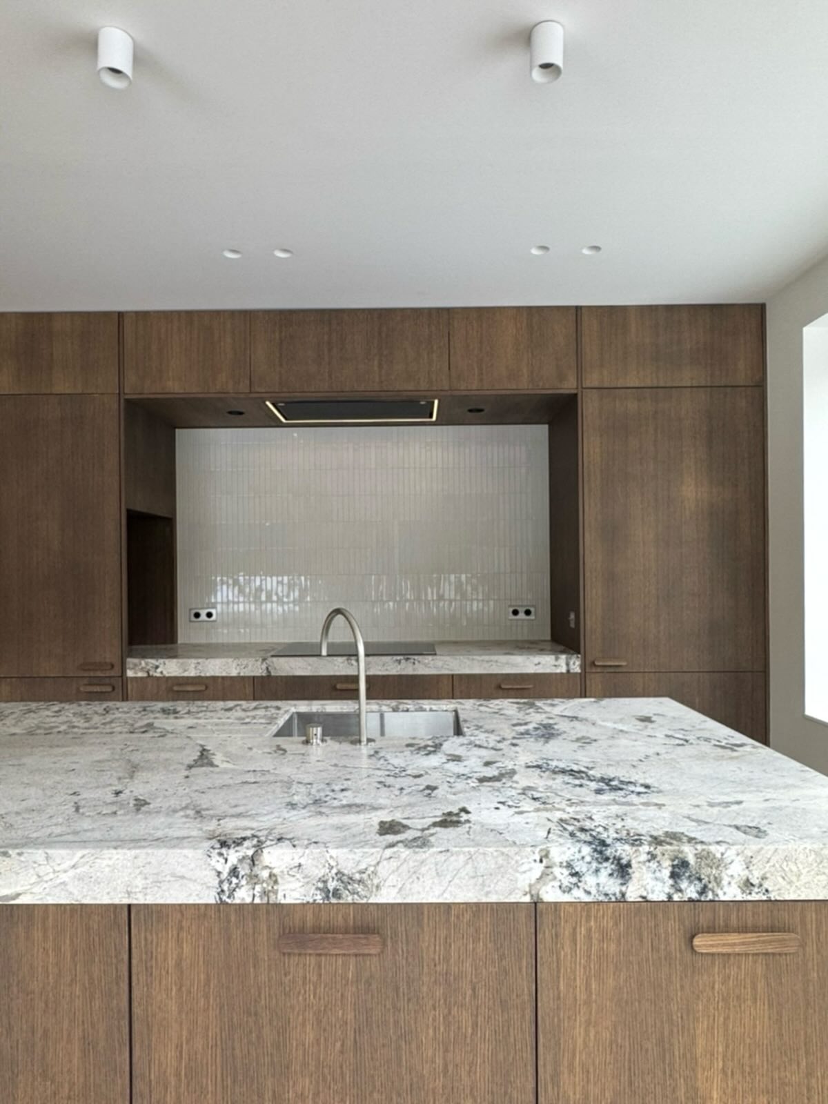 UNE MAISON SANS ÂME… DEVENUE PIÈCE FORTE.
À l’origine, cette maison n’avait aucun cachet.
Aujourd’hui, elle affirme son caractère dès l’entrée dans la cuisine.
Du sur-mesure, pensé dans les moindres détails.
Un granit spectaculaire, massif, vivant.
Un bois foncé profond, enveloppant, qui structure l’espace et lui donne de l’allure.
Ici, rien n’est standard.
Chaque ligne, chaque courbe, chaque assemblage a été dessiné pour créer un équilibre entre esthétique forte et usage quotidien fluide.
Une cuisine qui impressionne, oui.
Mais surtout une cuisine qui fonctionne.
Je suis particulièrement fière de ce projet 🤍
Parce qu’il incarne ce que j’aime défendre :
• Le travail du détail
• Le vrai sur-mesure
• Des artisans passionnés et exigeants
• Une collaboration de confiance avec des clients incroyablement engagés
Et aussi une belle synergie de travail.
Merci à Alexandre, qui m’a accompagnée sur ce projet avec rigueur, implication et sens du détail. Travailler en confiance et avec exigence rend les projets encore plus aboutis.
Quand la confiance est là, tout devient possible.
Et le résultat dépasse toujours les attentes.
Merci à cette belle équipe d’artisans qui m’entoure.
Merci à ces clients pour leur confiance totale.
Cette maison a été transformée.
Et moi, je suis fière d’y avoir contribué.
—
Charline Piette
Architecte d’intérieur
Jean-Charles Giardina
Architecte @jeancharles.giardina
#surmesure #architectureinterieure #renovation #cuisine granit