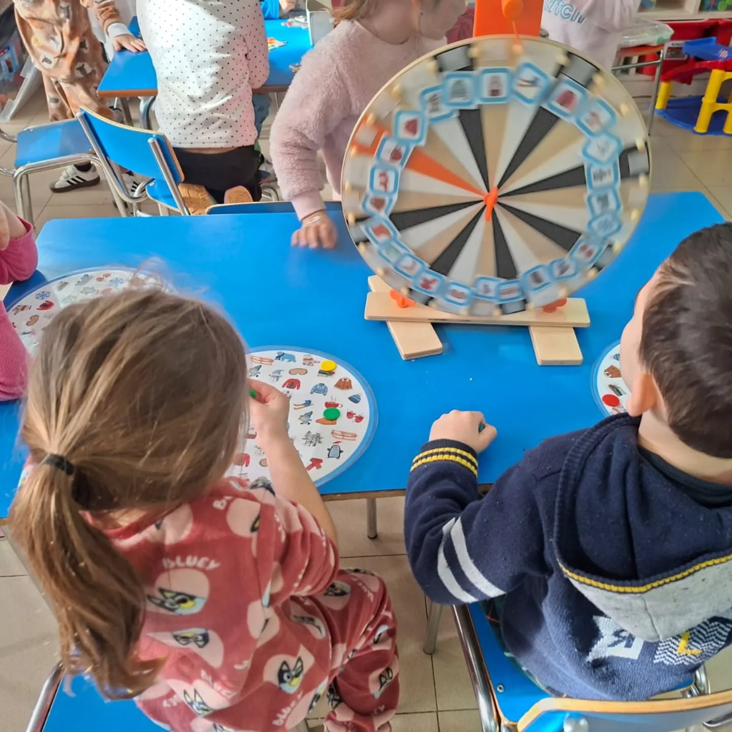 A les aules d’I4… l’hivern també s’aprèn jugant! ❄️🎨
Aquest febrer, els nostres petits i petites estan descobrint l’estació més freda de l’any a través de propostes creatives, jocs simbòlics i activitats plenes de color ⛄️
Pintem, experimentem, compartim i deixem volar la imaginació mentre parlem del fred, la neu i la roba d’abric 🧤🧣
Aprendre així… és tot un plaer! 😊