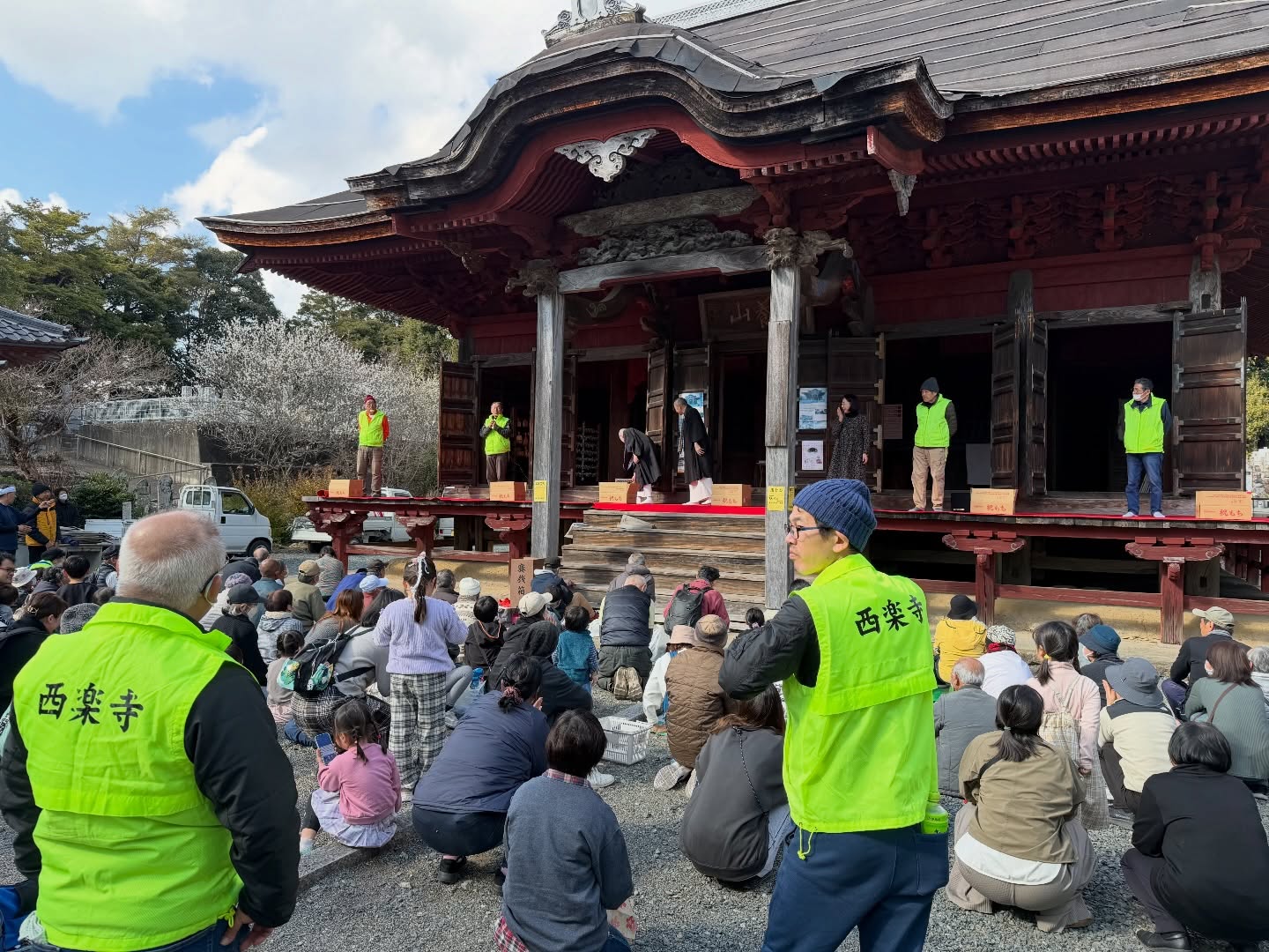 本日は、地元西楽寺の恒例行事「馬とび(星まつり)」に
山本裕三代議士、伊藤謙一県議と共に参加してまいりました!🐎✨
「馬とび」は江戸時代から続くと言われている長い歴史と伝統を持つお祭りです。かつて農耕馬が活躍していた時代に、大切な家族であり財産でもある新馬のお披露目や、馬の無事と健康を祈願して本堂の周りを巡ったことが起源とされています。
私は檀家なのでスーツではなく動きやすい格好で、運営側に携わらせていただきました
ご参加された皆様、本日はありがとうございました!