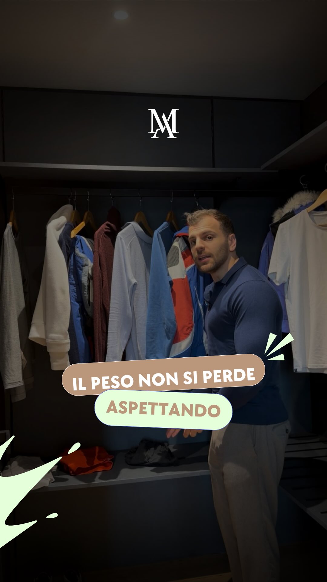 Quanti vestiti hai nell’armadio che non metti più? 👗
Probabilmente tanti. E sai già perché!
Lo tieni lì come promessa a te stesso.
“Quando perdo peso lo metto.” Intanto passano i mesi, passano gli anni e l’abito aspetta ancora.
Il problema non è il peso. Il problema è che stai aspettando di meritarti di stare bene 🫣
E no, non funziona così!
Non esiste un “momento giusto”, non esiste una taglia a cui iniziare a volersi bene. Esiste solo adesso ✨
Smettila di aspettare la versione perfetta di te per iniziare a viverla 🔥
I primi cambiamenti li senti subito: più energia, più forza, più voglia di prendersi cura di se stesso ❤️
Sei stufa di rimandare? 👇
Prenota la tua consulenza conoscitiva gratuita dal LINK IN BIO e parti da dove sei, adesso 💪
#perderepesomangiando #perderepeso #perditapeso