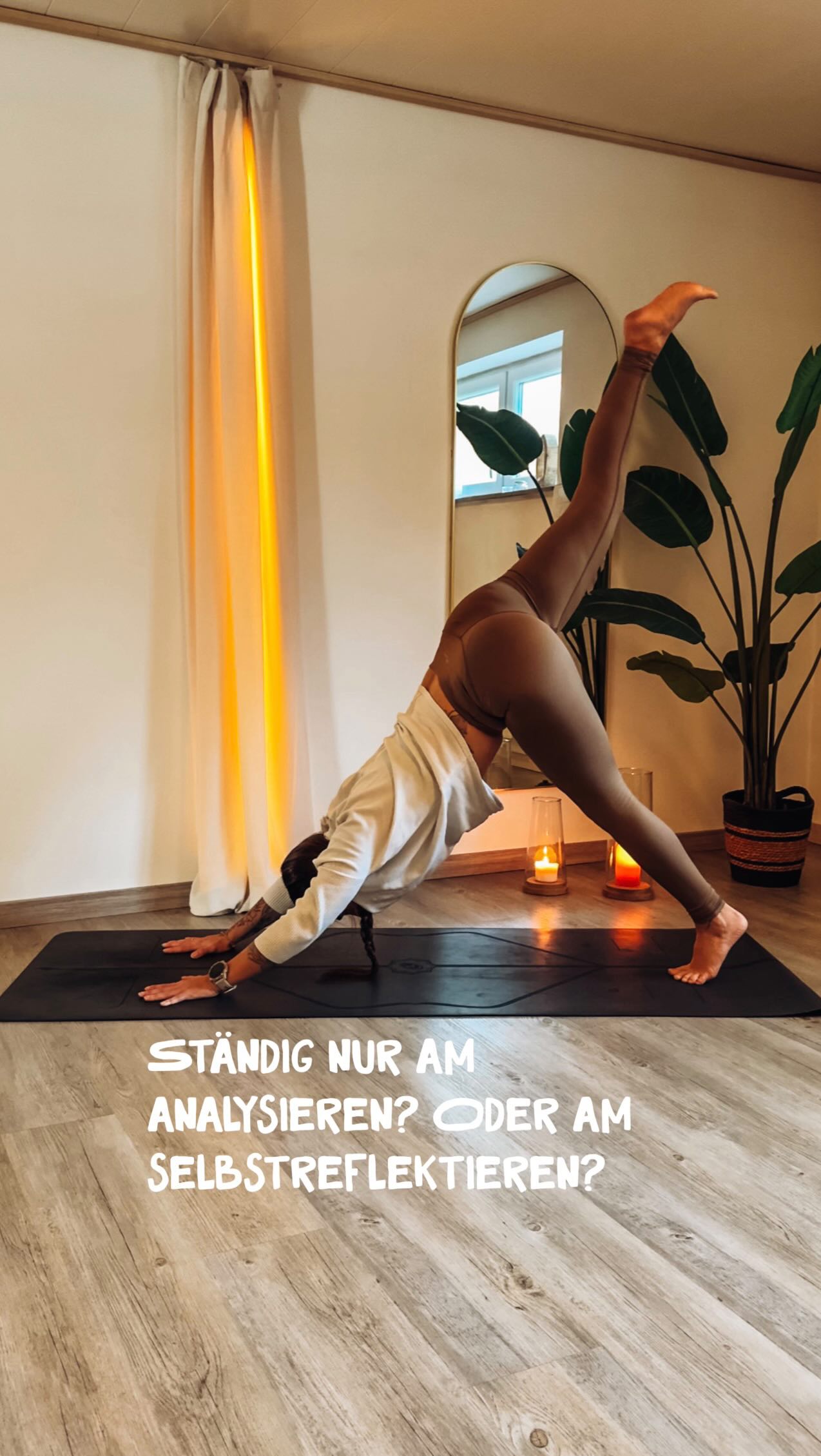 Wir leben in einer Zeit, in der jeder meint seine Trigger zu kennen. Bindungstyp. Trauma-Response. Nervensystem. Grenzen setzen. Glaubenssätze.
Wir sprechen die Sprache der Selbstreflexion.
Aber verkörpern wir sie auch?
Wenn dich beim Autofahren jemand schneidet.
Wenn an der Kasse niemand lächelt.
Wenn bei der Familienfeier ein ungefragter Ratschlag kommt.
Wenn dein Partner einen falschen Ton trifft.
Und dein Körper sofort hochfährt.
Das ist kein Charakterfehler.
Das ist ein aktiviertes Nervensystem.
Ein Trigger ist keine Schwäche.
Er ist ein Hinweis.
Er zeigt dir, wo dein System noch auf Schutz programmiert ist. Wo alte Muster schneller reagieren als dein bewusstes Ich.
Wir analysieren viel.
Aber wir fühlen wenig.
Echte Selbstreflexion beginnt nicht im Kopf.
Sondern im Körper.
Im Moment, in dem du merkst:
„Da zieht sich gerade etwas in mir zusammen.“
„Ich habe einen riesen Kloß im Hals.“
„Ich gehe in Angriff oder Rückzug.“
Und statt dich zu rechtfertigen – bleibst du.
Spürst.
Atmest.
Hältst es aus.
Das ist Arbeit an dir.
Nicht das nächste Buch.
Nicht der nächste Podcast.
Sondern die Bereitschaft, dich selbst wirklich zu erleben.
Vielleicht sind wir nicht zu sensibel.
Vielleicht sind wir nur chronisch überreizt.
Und vielleicht ist Selbstreflexion nicht, alles über dich zu wissen.
Sondern dich ehrlich zu fühlen.
Wie oft reagierst du – statt bewusst zu antworten? ❤️🫂
@denise.madeleine.mueller
@yoga.natur.vegan - Dein Studio
TRIGGER
WAHRNEHMUNG
SELBSTREFLEXION
FÜHLEN