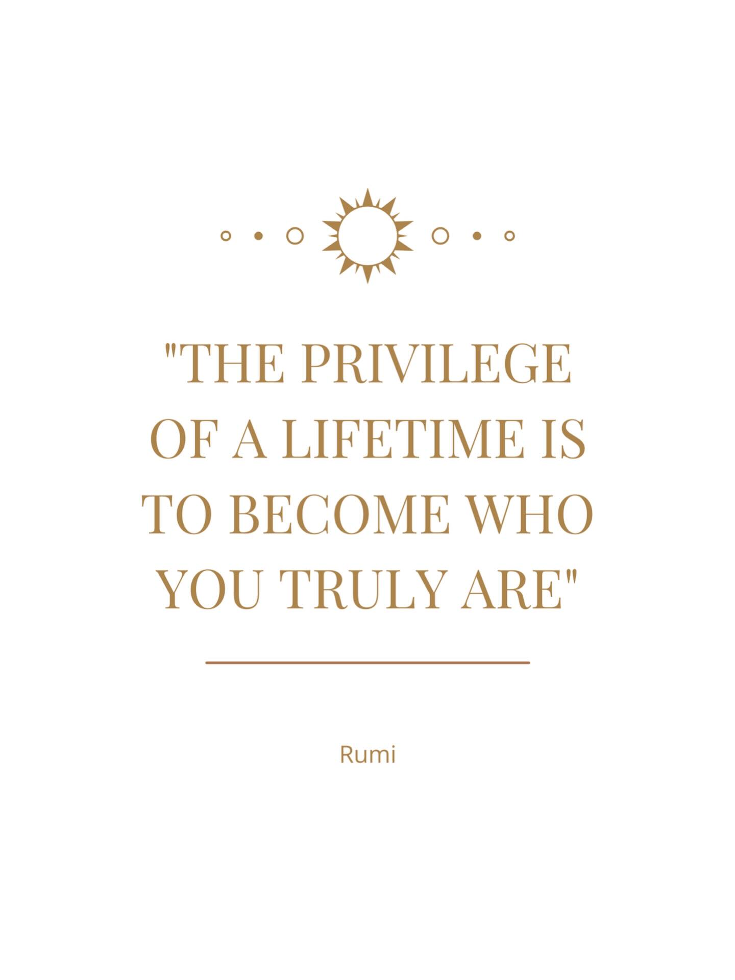 Ik spreek ze veel. Vrouwen die zich hebben neergelegd bij het leven dat ze nu leiden. Dezelfde baan, ook al heeft het niet genoeg voldoening. Hetzelfde leven, ook al hadden ze zichzelf jaren geleden iets anders beloofd.
Die belofte aan zichzelf. Weten ze het nog?
Ergens onderweg zijn ze haar kwijtgeraakt.
Niet in één grote beslissing, maar in honderd kleine momenten van “het is goed zo” en “wie ben ik om meer te willen.”
En nu leven ze een leven dat klopt op papier. Maar vanbinnen klopt er iets niet.
Ze dromen nog wel. ’s Avonds, als het stil is. Maar overdag duwen ze die droom weer weg. Want er is zoveel dat eerst nog moet. Want het is niet het juiste moment. Want straks, ooit, misschien.
Ondertussen gaat de tijd gewoon door.
Ik denk dat ze wachten tot iemand hen zegt dat het mag. Dat ze meer mogen willen. Dat het niet ondankbaar is om te dromen van een ander leven. Dat een ander leven echt haalbaar is.
Maar die toestemming komt niet van buiten. Nooit.
Het Tara programma is voor de vrouw die klaar is met zich neerleggen. Die de belofte aan zichzelf weer serieus wil nemen. Die stopt met wachten en begint met leven vanuit waarheid en richting.
“Je toekomst is geen toeval. Je vormt haar door helderheid, intentie en visie.”
Liefs, Daniëlle
#coachingvrouwen #persoonlijkegroei #authentiekleven #innerlijkeweten #vrouwelijkekracht