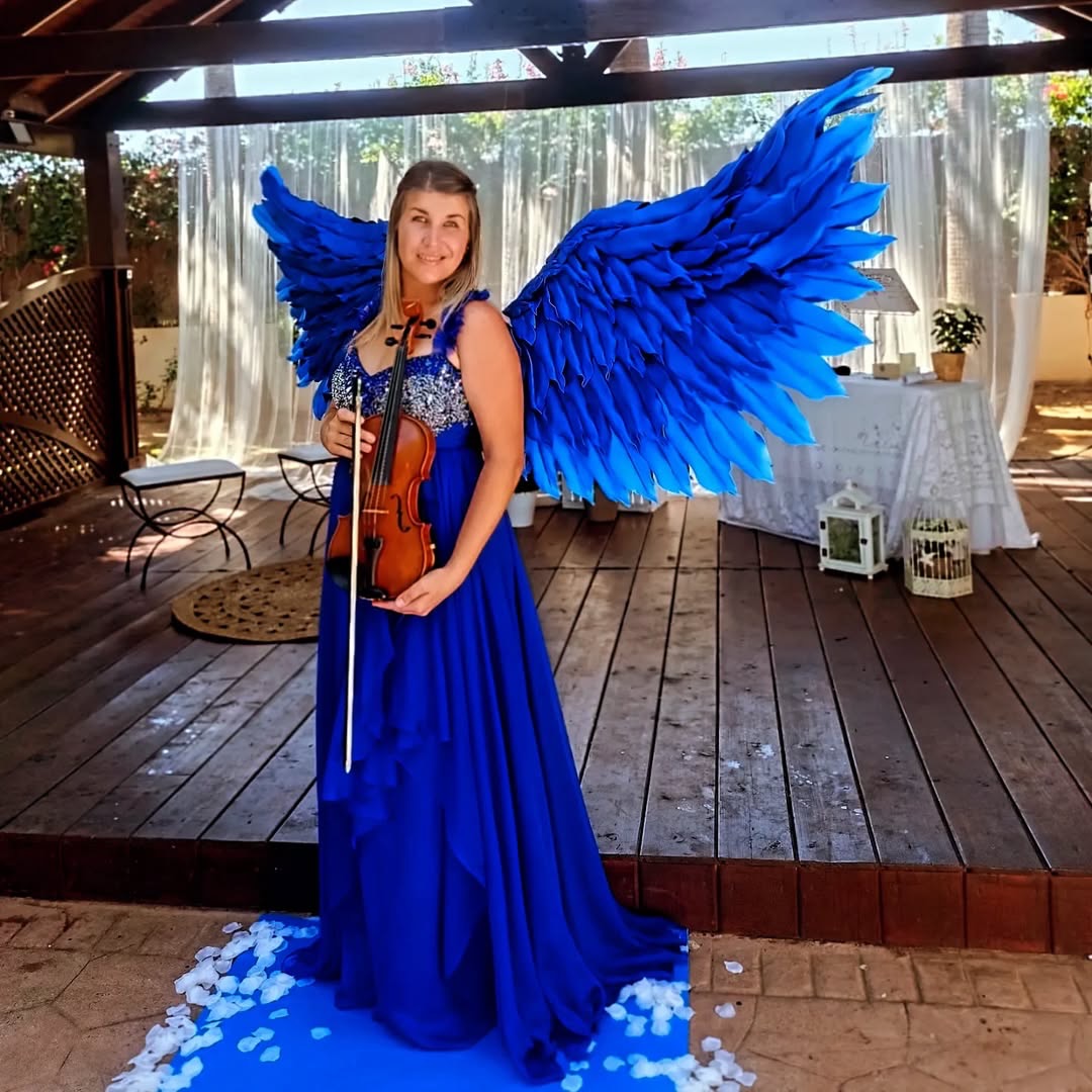 🪽💙🪽Violinista @nadiia_violin with our Bridge electro-acoustic Tasman violin. 🎻
.
.
.
#violin #violinelectrico #electroacousticviolin #bridgetasman