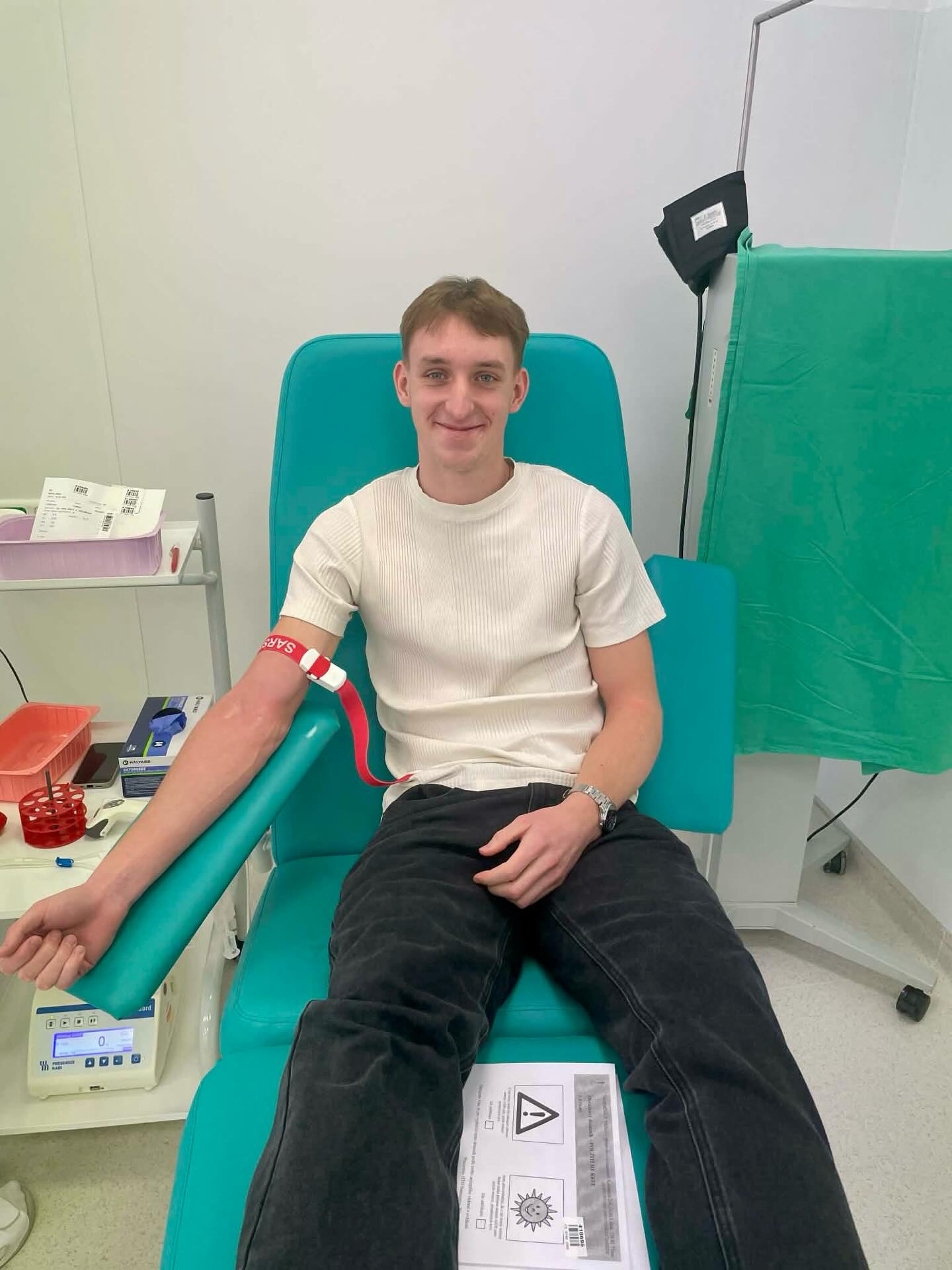 22 našich borců se dnes rozhodlo učinit v třinecké nemocnici Sosna skutečně významný skutek a darovat svou vlastní krev. Jsme neuvěřitelně pyšní, že jdete příkladem, chlapi! A panu učiteli Svobodovi děkujeme za zařízení celého dne🩸