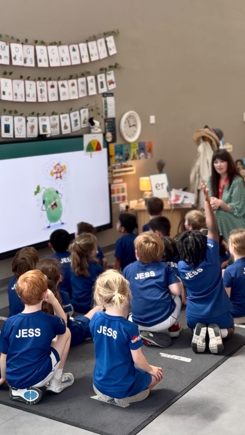 Ashley had such a beautiful morning in @jessdubaischool. She visited FS2 and was welcomed in to do some little self-regulation workshops.
Of course, @theemobeans were there as well and a cheeky monkey who shows up during big feelings!
Check out our online store for free downloadable posters to help your little ones regulate.
If you’d like Ashley to visit your class, get in touch 💚
#positivepsychology #wellbeingineducation #positiveeducation #emotionalliteracy #selfregulationforkids