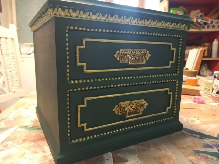 And now for something a little more petite.
A very sweet but solid jewellery-type box with two drawers. Painted in #nordicchic Moroccan Green, Gold Twinkle and finished with Black Wax.
An ideal Christmas present...... #justsaying
#lehibouchic #chalkpaintfrance #nordicchicfrance