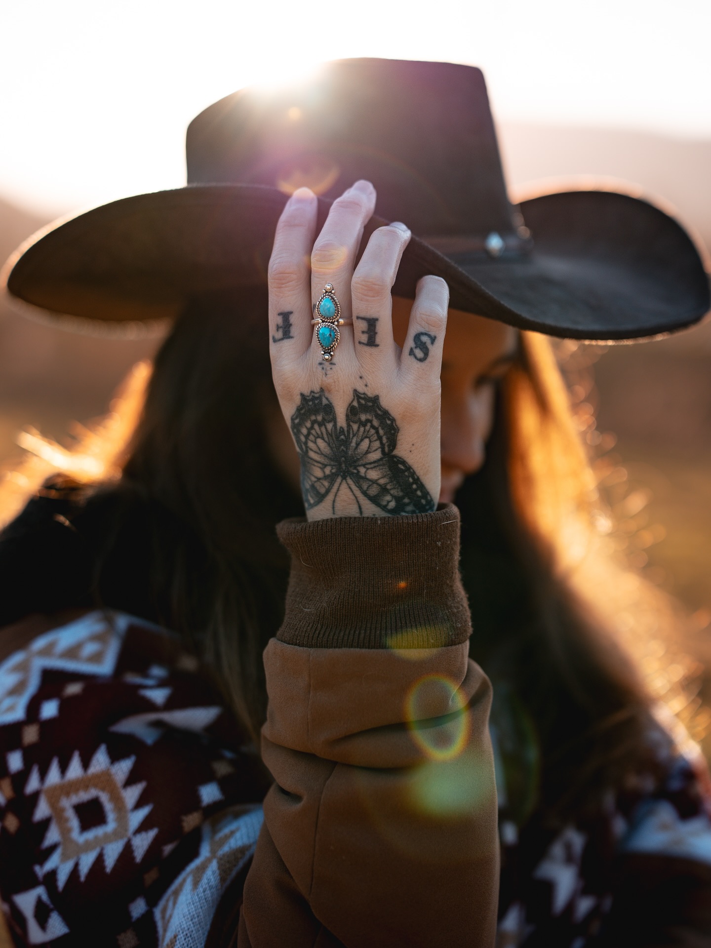 Souvenirs d’un shooting rempli de 🌞
Avec la bague Solstice, elle même inspirée de ces doux rayons.
Deux turquoises naturelles qui représentent symboliquement ciel et terre serties d’une monture en argent 925 😍
Le tout donne une vibe solaire, un brin western : la recette magique de Sonora 🌵
#bague #bijouxargent #bijouxcréateur