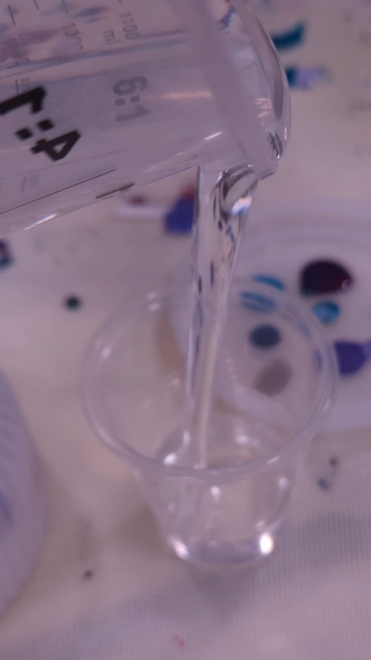 We love the process! 📹🎨
Don’t toss those resin drips 👀
Set them into our new Low Line Jar Mold and pour over with ArtCast Slow + a little Snow White sparkle for a one-of-a-kind creation 💧✨
Future you will thank you - save 💾 this for your next pour 💁♀️
#epoxyresin #resinart #epoxypour #sparkle #process