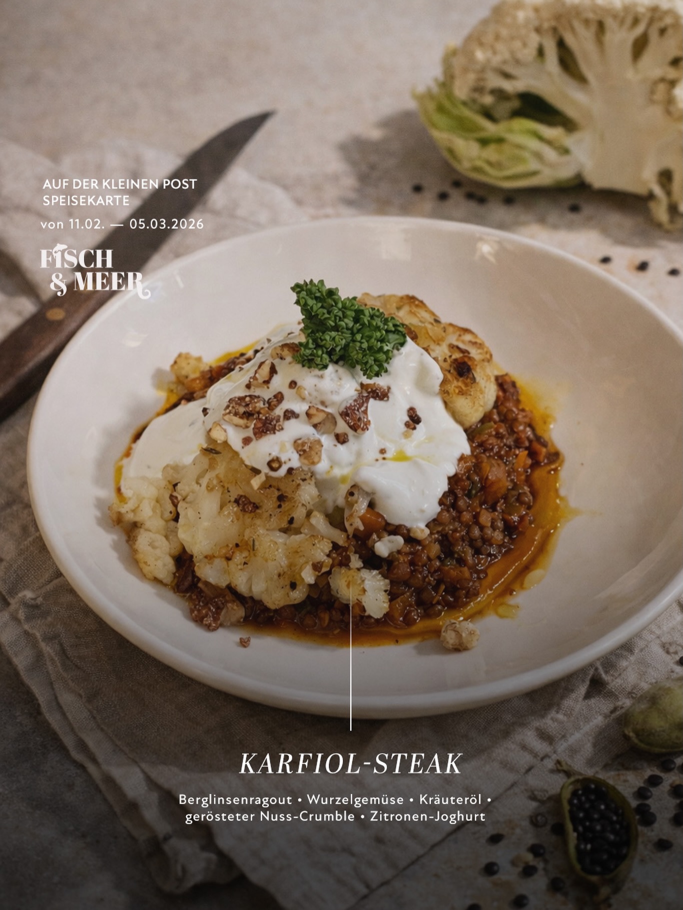 Nicht Fisch, nicht Fleisch – und dennoch verdammt lecker und herzhaft. 😏✨
Unser Karfiol-Steak zeigt, wie viel Wucht Gemüse haben kann: außen schön geröstet, innen saftig und zart. Dazu ein kräftiges Berglinsenragout, Wurzelgemüse für Tiefe und Süße, darüber Kräuteröl und ein gerösteter Nuss-Crumble für den Crunch.
Zum Abschluss bringt Zitronen-Joghurt genau die leichte Säure die alles abrundet.
Herzhaft, warm, richtig zufrieden machend – ganz ohne Fisch und Fleisch. 🥦🔥
