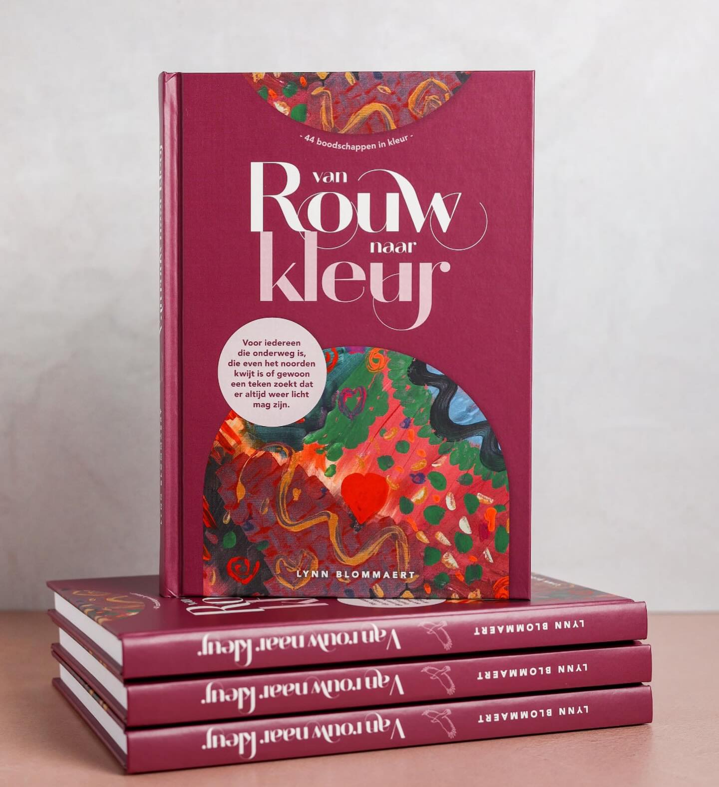 Ik was geen boek aan het schrijven.
Ik was aan het schilderen.
Aan het voelen.
Aan het proberen overleven.
En ergens onderweg werd dat per ongeluk een boek.
Van Rouw naar kleur.
25 februari start de officiële lancering.
3 maart vieren we het in Utopia.
It’s real🥲
📸 @pixlyshop @tinedelanghe @digitaltalesbe
#vanrouwnaarkleur
#boeklancering
#rouwverwerking
#kunstalsheling
#utopiaaalst