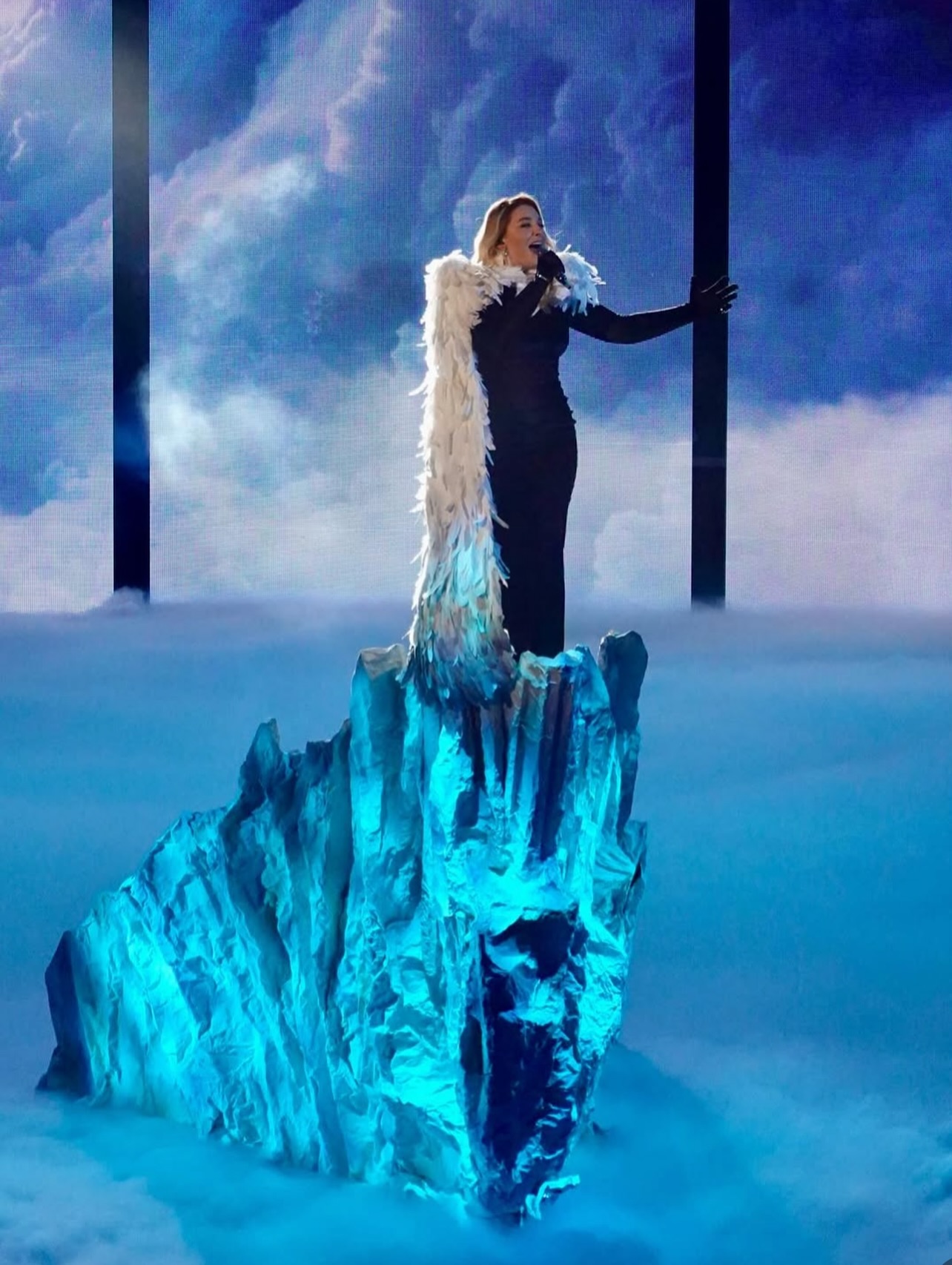 What a poetic moment with @jesuissanta999 ❤️✨ - a very great time with Santa’s team during the #victoiresdelamusique @lesvictoires - Santa was a fallen angel singing at the top of a mont with a black velvet dress and an asymmetric mantle covered by white and grey feathers pick upped on the ground
.
📸 by @santa_concertpics @ln1006
Thanks to @paulinefact @stephaniebriss78 for the opportunity to touch the sky with you 👼
.
Thank you too my team @max_ime_pct @isajane70 ❤️🪡
.
@floarira @greg.ludovic @flo
#santa #victoiredelamusique #paris @laseinemusicale #clebeity #onmeasure