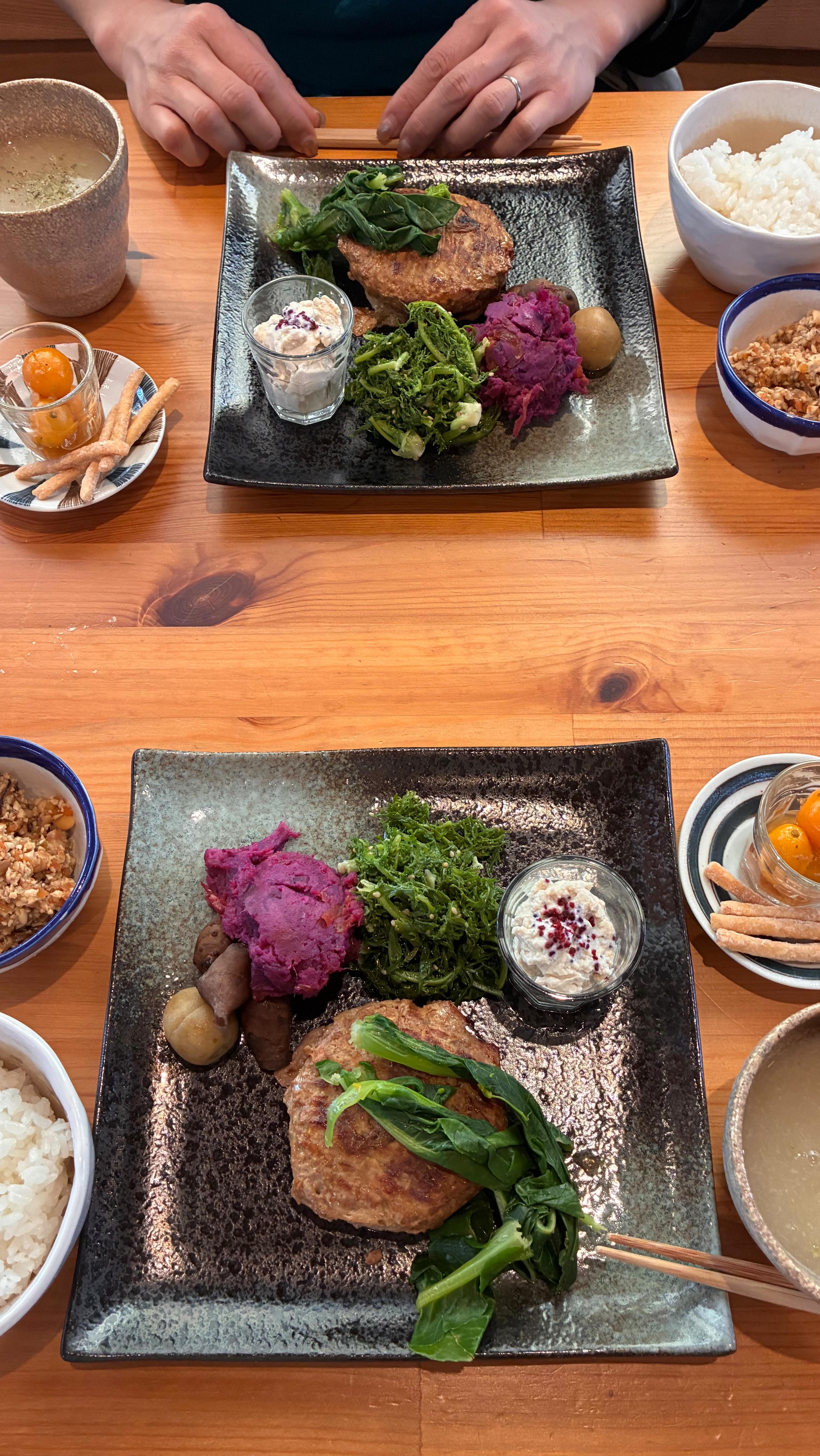 *
#大豆プロジェクト2025完
栽培から味噌作りまで
0から関わるから感じられること
味噌作りだけでも感動するけど、
それ以上に其々の想いが乗っかる。
関わって頂いた部員の方との
ゴールの味噌仕込みと大豆ランチは
中身の濃いものになっていたら嬉しい😃
猛暑の中カメムシ対策したこと
台風で倒れた幹を対処したこと
乾いた大地に濡れながら放水したこと
草刈りマシーンを操縦したこと
みんなで頑張りました。
筋肉痛も腰痛もなりながらも
やり切る女子達の思い出の数々を
振り返り映像と共に🤗
人にとって
食ってなんなのか
農ってなんなのか
自然ってなんなのか
言葉で説明するより
やってみて感じる所に答えがある。
点だけでは理解できないことが
線となってつながり見え始め、
さらに立体となった時に実感できるもの
それは生きること
思いやること
食への向き合い方だけでもなく
生き方や価値観全てにおいて通じる。
ヒトという器の
心と身体のバランスは、
その立体の先にあるということを
自然栽培から感じる深さであります。
大豆プロジェクトは
2026年もversionUP進化しながら進んでいきます👣
#部員募集中
#大豆プロジェクト
#自然栽培