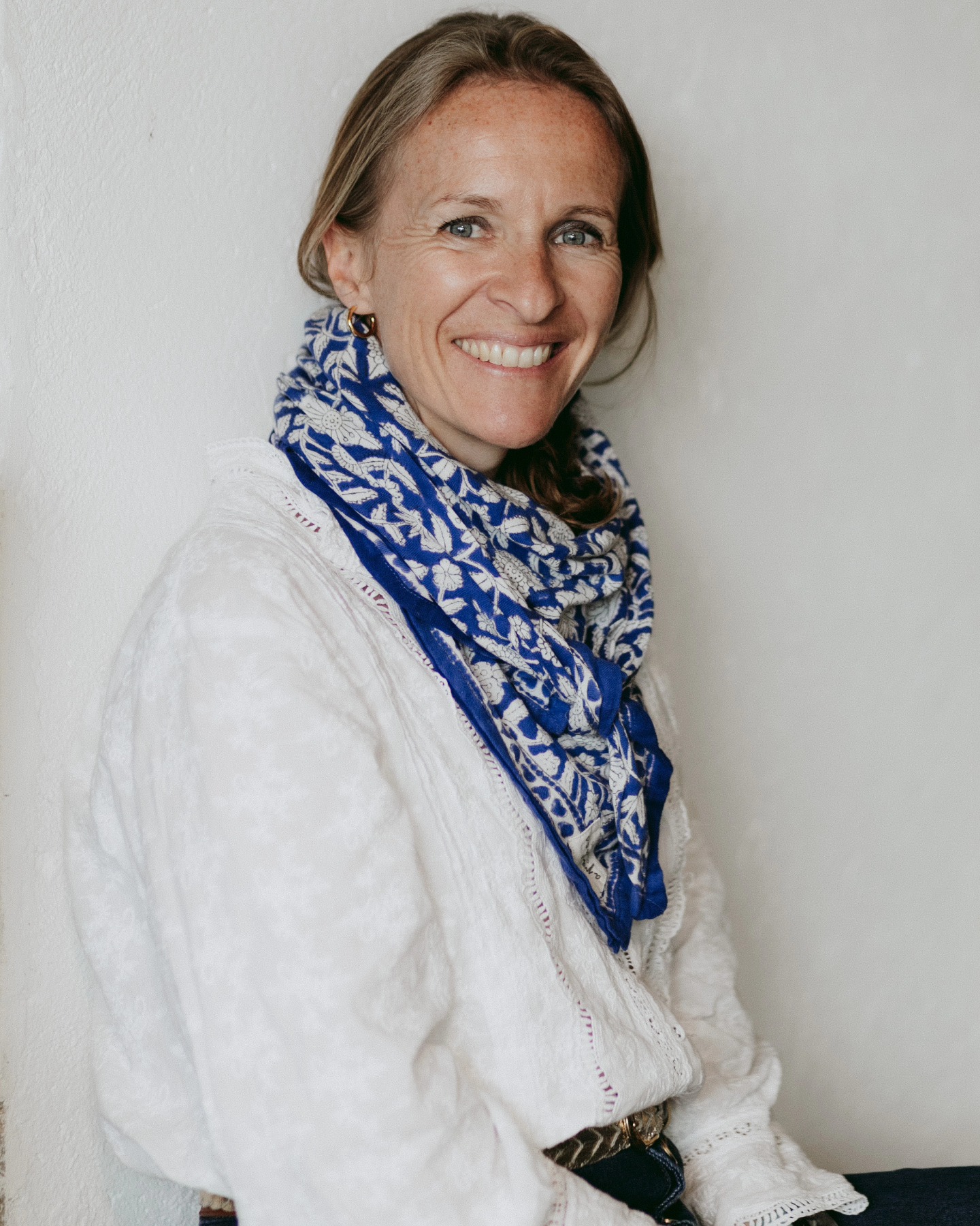 Je m'appelle Constance Vilnet, maman d'une grande tribu et passionnée par l'optimisation d'espace.
Après une expérience de vie inspirante en Argentine, des postes en Marketing, Achats et notamment au Développement International des Galeries Lafayette à Paris, j'ai décidé de me consacrer à ce que j'aime le plus : réinventer les espaces pour qu'ils s'adaptent parfaitement à ceux qui les habitent.
Diplômée du Swiss Design Center de Lausanne, et formée à la méthodologie H.O.M.E /Optimisation d'espace, j'ai fondé Constance Interiors en 2022 avec une mission claire : aider particuliers & professionnels à rénover, réorganiser et optimiser leurs espaces de vie avec des solutions fonctionnelles, esthétiques et sur-mesure.
- Un design adapté à vos envies, besoins et budget
- Une approche eco- responsable et durable
- Un réseau de partenaires experts et de confiance
- Une écoute bienveillante et proactive pour des lieux qui vous ressemblent
Coaching travaux, rénovation partielle ou complète de votre bien ou encore design d'agencement sur mesure, les projets sont pensés pour vous et AVEC vous.
Photo : @celynekpro
#architectedinterieur #renovation #projetsurmesure #interiordesign #agencementsurmesure #travauxmaison #architecturedinterieur #constructionneuve #transformationmaison