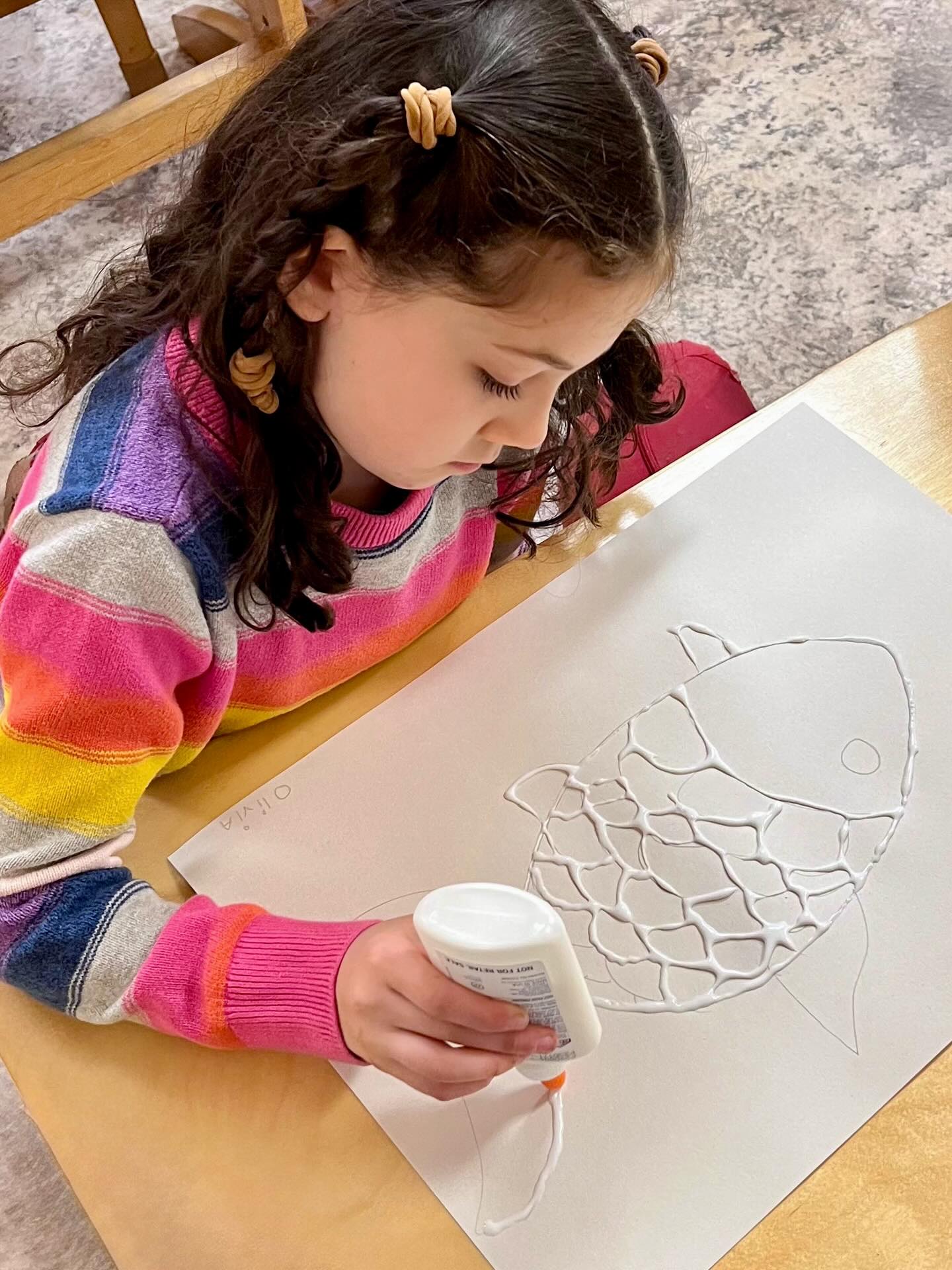 ✨🎨A sweet mixed-grade moment: 1st and 2nd graders painting rainbow fish for their The Fisherman and His Wife fairytale project.🐟
Photo credit: Britt U, Maria K.
#ECS #eastsidecommunityschool #waldorf #elementaryschool #kidsart