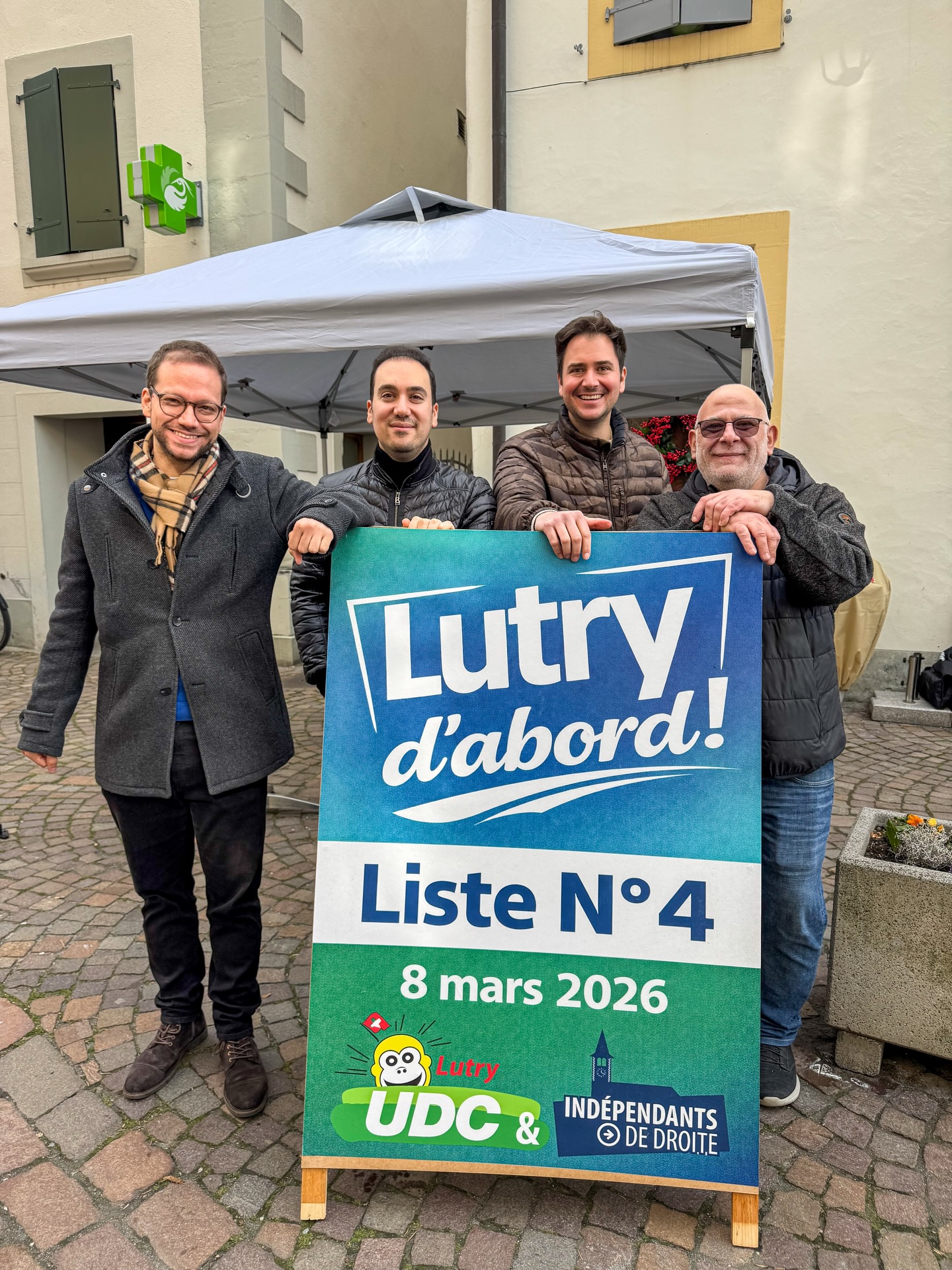 Ce matin au marché de Lutry, à quelques jours de la ligne droite avant le 8 mars 2026.
Une journée conviviale, des échanges francs, des idées concrètes et surtout de belles rencontres. Merci à toutes celles et ceux qui ont pris le temps de discuter, de poser des questions, de partager leurs attentes pour notre commune.
Votre soutien, vos encouragements et votre confiance nous motivent plus que jamais à nous engager pour une commune dynamique, proche de ses habitants et tournée vers l’action.
Le 8 mars 2026, faisons entendre notre voix🗳️
Liste N°4️⃣
🟢UDC Lutry & Indépendants de Droite 🔵🇨🇭
#lutry #ec2026 #lavaux #udc #vaud