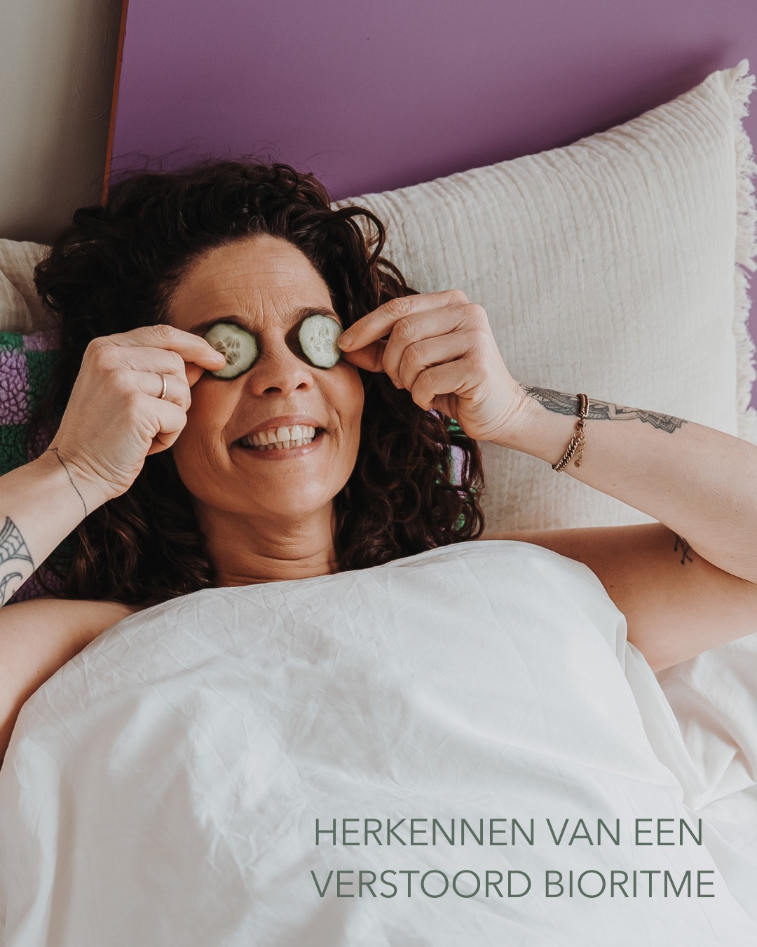 Een verstoord bioritme is vaak te herkennen aan een verstoord dag- en nachtritme.
Slapen is voor mij niet alleen lekker (en soms pure noodzaak, vooral in de week voor mijn menstruatie), het is ook een must voor onze hormonen en ons hele lijf. Ons bioritme, oftewel onze interne klok, regelt bijna alles: energie, humeur, honger en onze hormonen.
Ik ben echt gek op slapen 😴. Maar ik vind het ook heerlijk om af en toe een avondje lang op te blijven! Ken je dat gevoel dat je ’s ochtends wakker wordt en denkt: “Owwww ja, zo’n nacht wil ik vanavond weer!”? Niet hoeven plassen, niet wakker worden van geluiden, gewoon diep slapen tot aan de wekker… en je voelt je echt helemaal opgeladen, alsof je lijf en brein een volledige reset hebben gehad.
Onwijs fijn, want ik merk het meteen aan mijn energie, mijn humeur en hoe scherp ik de dag begin.
Signalen van een verstoord bioritme:
😴 Moe wakker worden, ondanks genoeg slaap
🌙 ’s Avonds nog energie hebben terwijl je eigenlijk wilt ontspannen
🛌 Moeite met inslapen of doorslapen
☕ Te veel koffie nodig om de dag door te komen
🍫 Trek in zoet in de avond
⚡ Overdag ineens enorme dips in energie
Herkenbaar? Probeer dan eens dit om je bioritme weer op de rit te krijgen:
💜 Vang ochtendlicht – Binnen 30–60 minuten na het opstaan; dit zet je interne klok en helpt melatonine ’s avonds te stijgen.
💜 Vaste slaaptijden – Ga elke dag rond dezelfde tijd naar bed en sta op vaste tijden op, ook in het weekend.
💜 Voeding – Vermijd late maaltijden en zorg voor een stabiele bloedsuikerspiegel.
💜 Beperk schermen – Minimaal 1 uur voor het slapen; schermlicht remt melatonine.
💜 Ontspan meer – Warm bad, meditatie, spijkermat of ademhalingsoefeningen laten je zenuwstelsel kalmeren.
💜 Beweging overdag – Maakt je energieker en bevordert diepe slaap ’s nachts.
Waar ga jij mee starten om je bioritme te optimaliseren?
📸 @melissa_fotografeert
#bioritme #dagenachtritme #slaaptips #hormoonbalans #leefstijlcoach #hormooncoach #gezondeslaap #slaapgoed #energieboost #hormoneninbalans #leefstijl #slaaphygiene #gezondeleefstijl #diepeslaap #gezondheid #hormonen #voeding