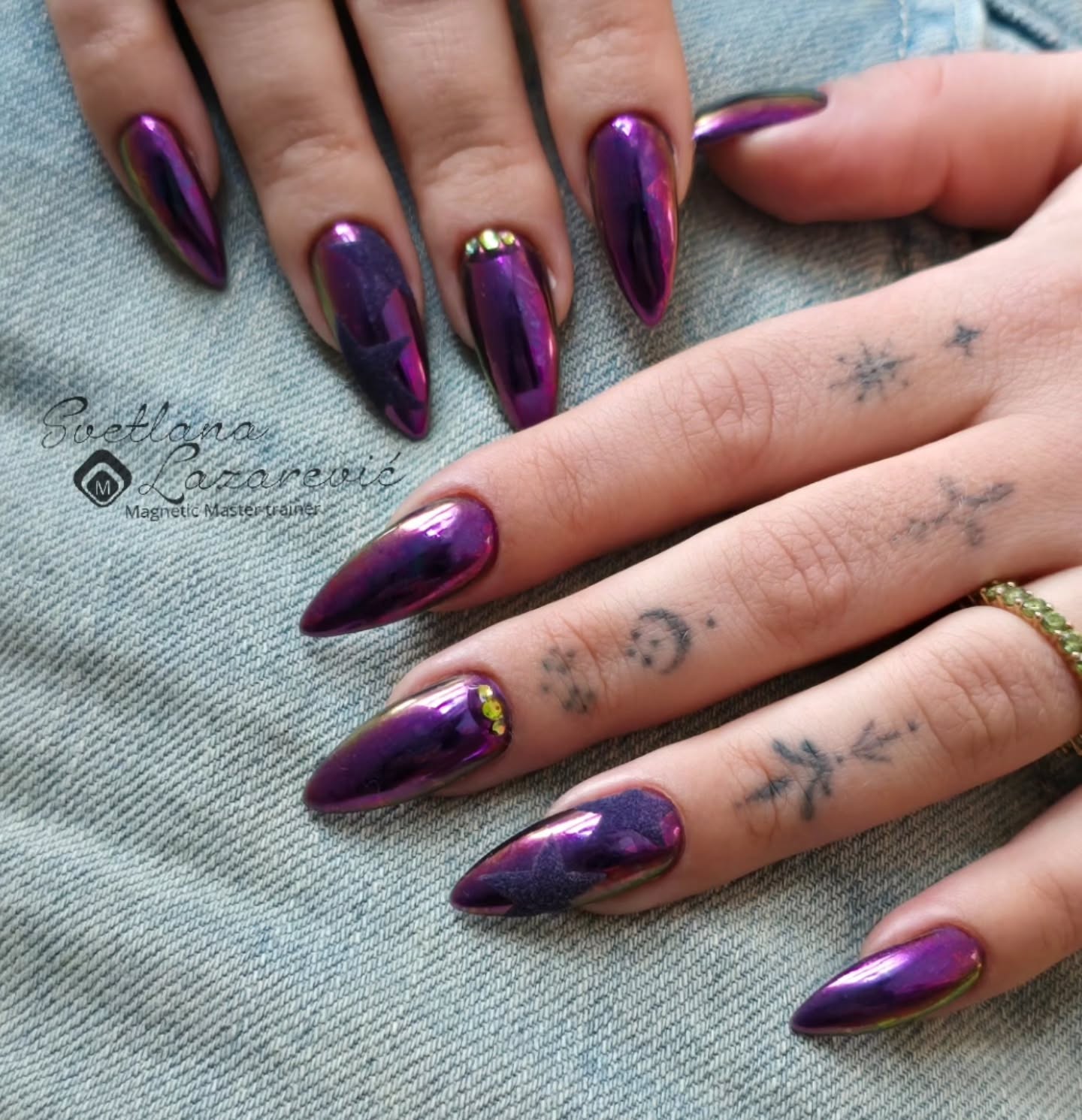 💜✨️
🇩🇪 Intensiver Chrome-Glanz, tiefe Lilatöne und ein Hauch von Rebellion 💜✨
Auffällig, stark und alles andere als gewöhnlich.
🇬🇧
Intense chrome shine, deep purple tones, and a touch of rebellion 💜✨
Bold, powerful, and anything but ordinary.
💅
All products used from @magneticnaildesign
#chromenails #purplenails #metallicnails #edgynails #nailartdesign