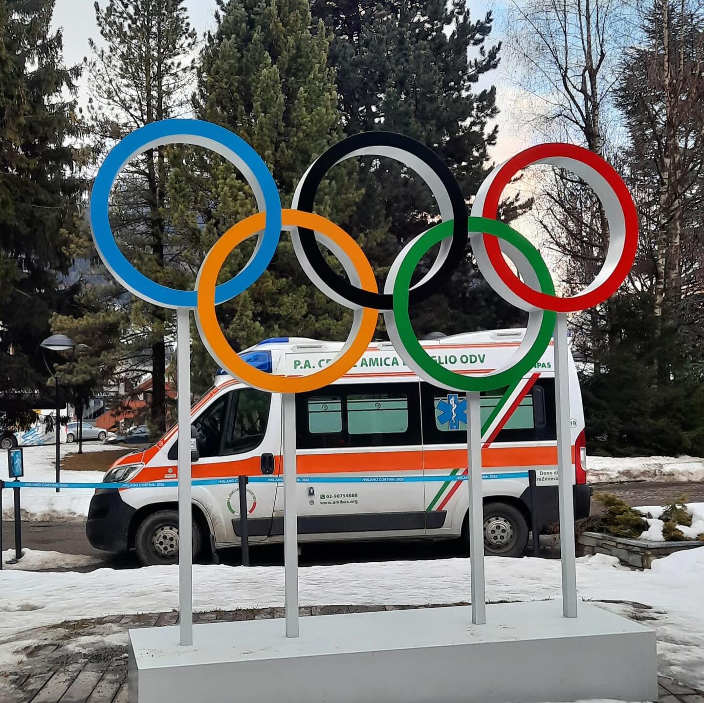 Termina oggi l’avventura di Croce Amica Basiglio alle Olimpiadi Invernali Milano-Cortina, con il rientro in sede della nostra mitica ambulanza M19. 🚑🏔️
Dal 30 gennaio al 24 febbraio abbiamo prestato servizio nella venue di Bormio: si sono alternate 15 squadre, coinvolgendo 25 soccorritori tra volontari e dipendenti. Insieme alle altre associazioni abbiamo garantito soccorso sanitario extra ospedaliero e supporto logistico, assicurando una presenza costante e modulata sulle necessità dell’evento.
Durante il periodo sono stati percorsi migliaia di km, tra trasporti in loco e spostamenti necessari a garantire i cambi tra squadre e la continuitĂ del presidio.
Giorni impegnativi, tra condizioni meteorologiche complesse e continui adattamenti operativi, affrontati sempre con entusiasmo, spirito di servizio e il sorriso sul volto. Siamo fieri e onorati di aver potuto prender parte a un evento così importante di risonanza mondiale: un’esperienza che ci ha consentito di incarnare a pieno i valori ANPAS di uguaglianza, libertà , democrazia e soprattutto fratellanza 🧡
Un grazie sincero a tutti i nostri volontari, dipendenti e ragazzi del servizio civile che hanno reso possibile questo traguardo: a chi ha prestato servizio a Bormio, a chi ha garantito le attività quotidiane sul territorio di Basiglio, Bubbiano e Milano Piazza Castello, a chi si è occupato dell’organizzazione logistica e a chi ha continuato ad assicurare alla cittadinanza il trasporto sanitario. Senza ognuno di loro, tutto questo non sarebbe stato possibile. 🚑