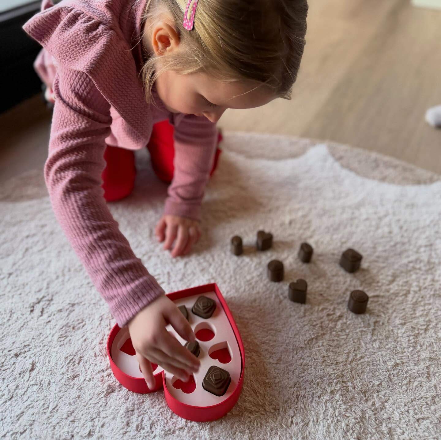 LEUSDEN
Dit thema hebben we geoefend met passen en meten π§©
De nep chocolaatjes moeten precies in het juiste vakje van het hart.
Goed kijken⦠welke vorm hoort waar?
Met kleine handjes en veel concentratie vullen we het hart helemaal vol. π©·
