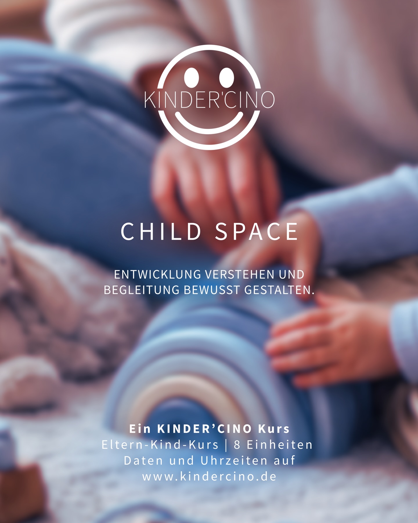 Wenige Plätze frei! Start 9. März in Frankfurt Bornheim.
CHILD SPACE – Ein KINDER’CINO Kurs
Warum wirken manche Phasen plötzlich so intensiv?
Warum kippen Situationen schneller?
Warum greifen bisherige Strategien nicht mehr?
Wir schauen nicht auf „schwieriges Verhalten“, sondern auf Entwicklungsdynamiken.
Was passiert neurologisch in bestimmten Phasen?
Wie verändern sich Bindung und Autonomie?
Wann braucht es Struktur – wann Begleitung – wann klare Grenzen?
Wie unterscheiden wir Reifung von Überforderung?
Wir arbeiten mit entwicklungspsychologischer Einordnung und übertragen sie direkt in den Alltag. Konkrete Situationen werden analysiert, Muster sichtbar gemacht, Handlungsspielräume erweitert.
Ein Kurs für Eltern, die Entwicklung verstehen wollen,
um im Alltag sicherer zu handeln - nicht lauter.
8 Einheiten in einer konstanten Gruppe im KINDER’CINO.
Mit Coffee Circle zum Abschluss für Austausch und vertiefende Reflexion.
Kurs im KINDER'CINO in Frankfurt Bornheim.
Direkt zum Angebot:
https://www.kindercino.de/unsere-angebote