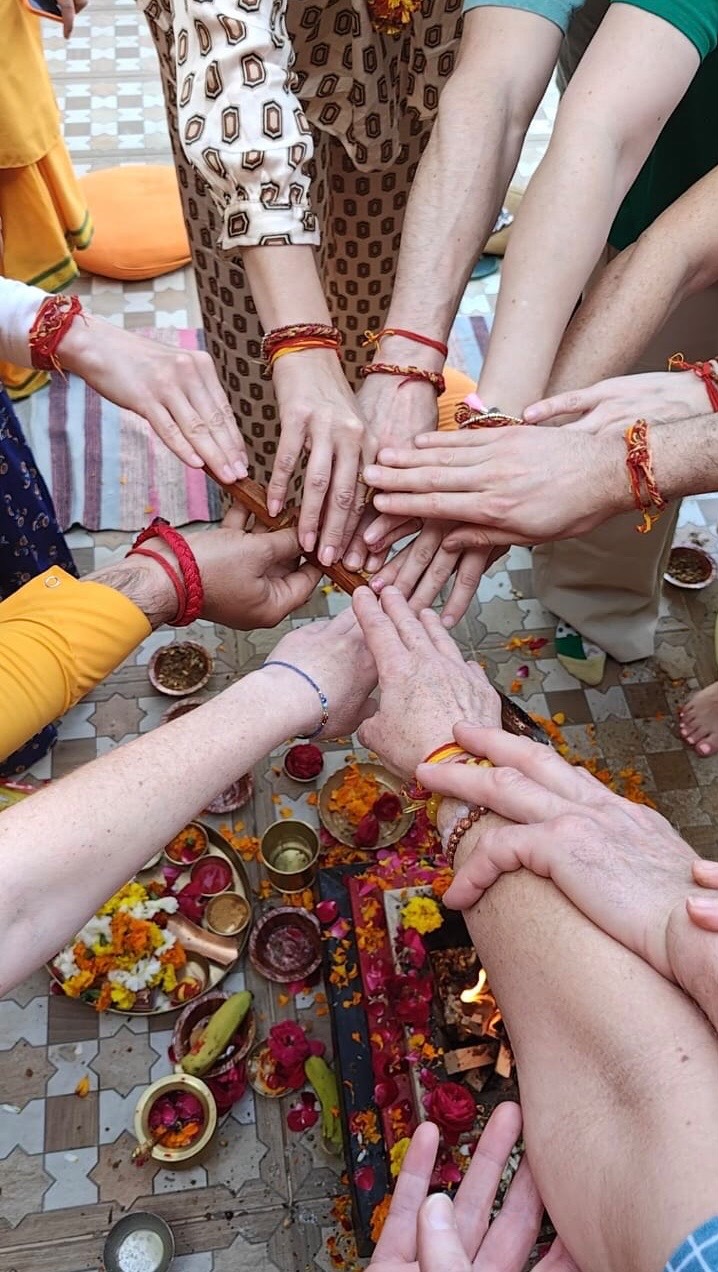 INDE du NORD 🇮🇳 Immersion à la source vivante du yoga
Chaque rive du Gange semble ici murmurer des siècles de pratique et de silence… Chaque coin de la rue peut proposer une expérience de transformation.
L’Inde nous a offert ses contrastes — l’intensité et la douceur, le tumulte et la paix — baignés d’un soleil omniprésent, brut, authentique, profondément réel.
Avec Soundyoga, nous ne faisons pas que voyager… nous traversons des expériences qui marquent, qui transforment, qui restent.
Un séjour inoubliable et transformateur, gravé bien au-delà des images.
Restez connectés pour recevoir les informations sur la prochaine immersion en Inde ! Plus d’infos sur www.soundyoga.de
#inde #yogacompiegne #soundyogacompiegne