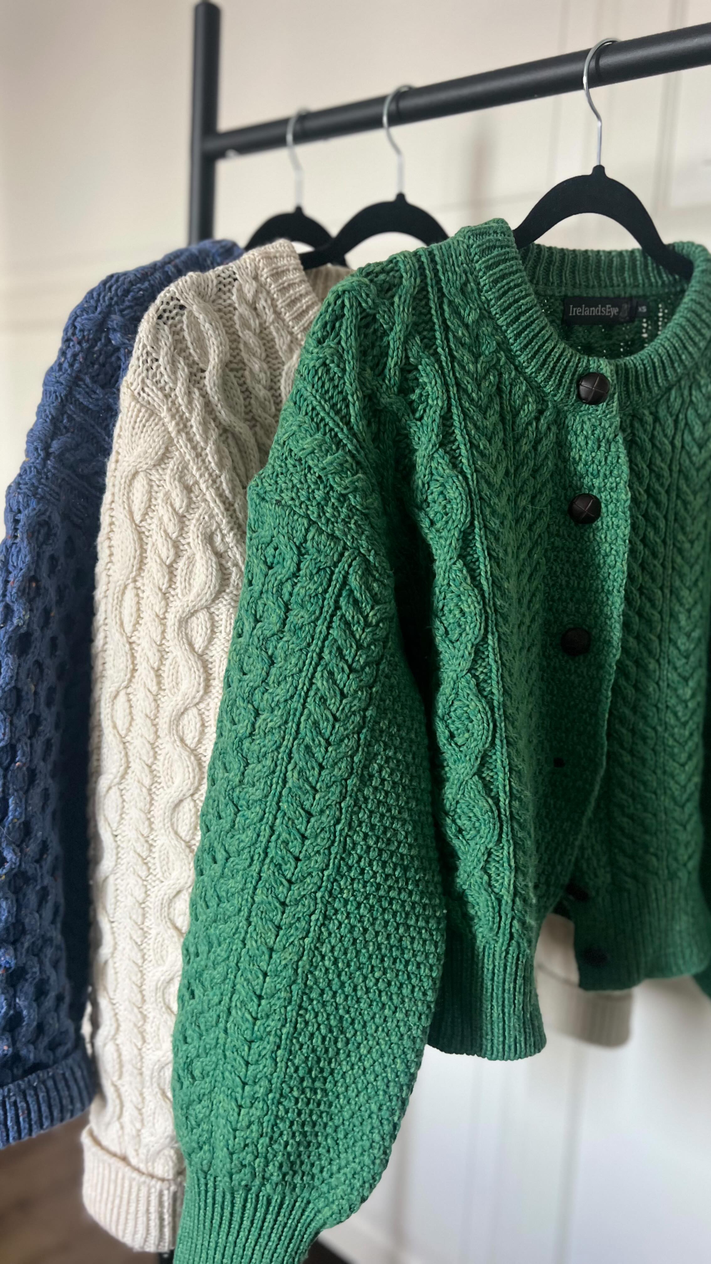 I samarbete med @irelandseyeknitwear
Det finns inget som slår värmen i ren ull, men det som också är toppen med ull är att materialet andas och bra att bära när temperaturen stiger.
Ull är helt enkelt naturens eget funktionsmaterial.
Värmande, temperaturreglerande och hållbart. Bra va! 🤗
@privateshopperstockholm
@cs_agentur
#irelandseye #styleguide #ull #naturmaterial #slowfashion