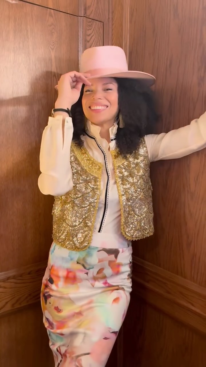 As a model, I learned to live in my own world.
Sometimes substances gave me confidence. Sometimes, it was performance.
But I grew tired of always having to turn it on. It became exhausting.
Now—it’s just me.
100% me.
And wow… I’m finally free.
Free to just be.
To have fun.
To be me. Identity secured.
Permission granted: Own your stage today. You are enough! 🙌🏻🥰❤️😄
Outfit @vintagealleyverona
.
.
.
#jesus #beauty #imageconsultant #tashahoman ootd #fashionstylist #imagecoach #fashionblogger #image #wardrobestylist #stylecoach #styletips #beauty #styleconsultant #etiquette #fashionstyle #fashionista #moda #confidence #imagemanagement #personalstyle #armocromia #montclairnj #asesoriadeimagen #coloranalysis #motivation #styling