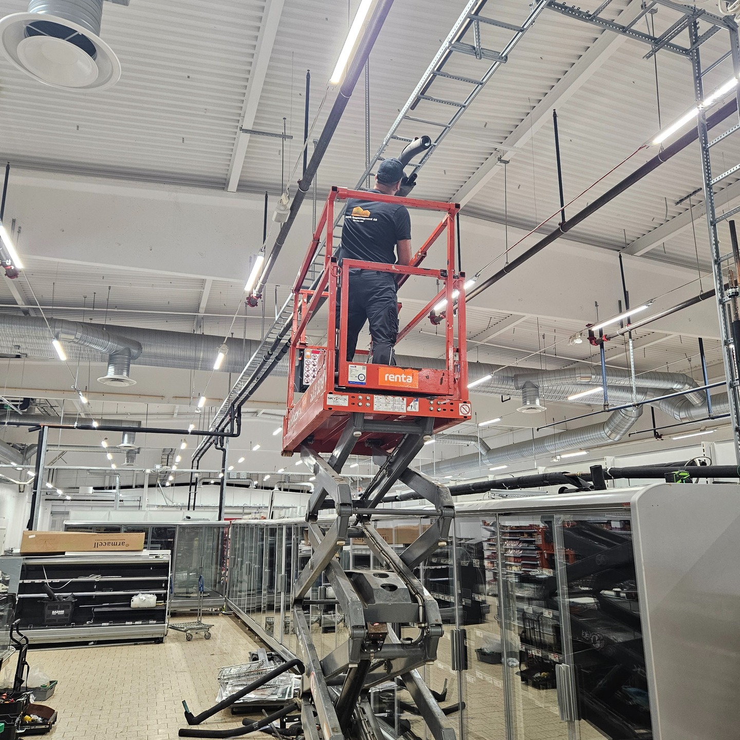 Butiksanpassning -
När en ny butik ska anpassas efter verksamhetens behov finns Öresunds Byggentreprenad på plats med rätt behörigheter och ett team med bred erfarenhet och kompetens. Vi säkerställer att allt utförs tryggt, effektivt och professionellt.
www.oresundsbyggentreprenad.se