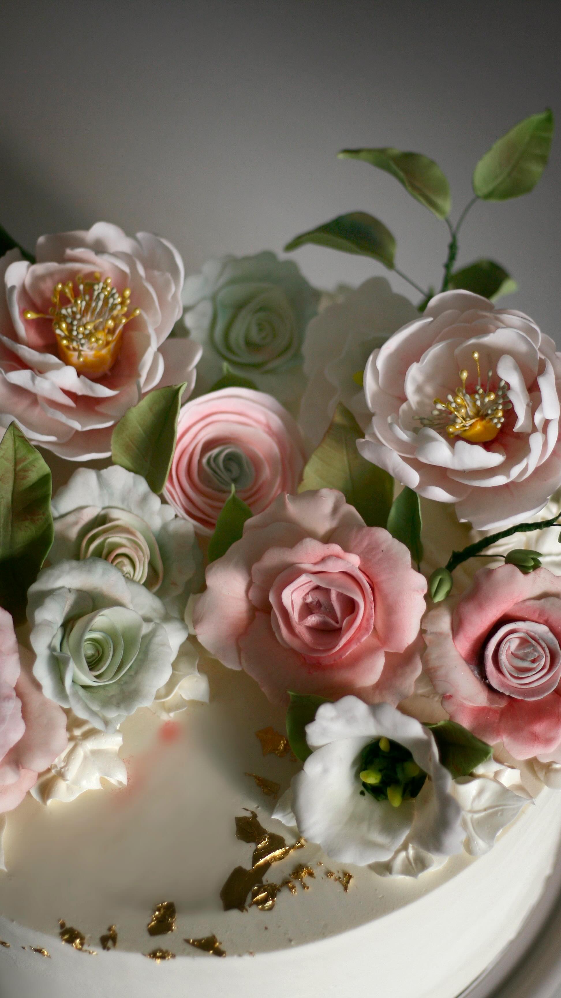 To be honest, I used to hate making sugar flowers.
It wasn’t mainly because of the cost or the crazy amount of time they require. It was more about this question in my head: why use sugar paste that doesn’t even taste good to make a flower that no one is going to eat — and then spend hours trying to make it look almost identical to a real one? Isn’t that just a waste of effort?
Years later, I slowly started to understand what they actually represent.
There are already so many beautiful flowers in this world — so why do we still paint them? Why are we still moved by a painting full of flowers?
Maybe it was never just about the flower itself.
After days of being completely immersed in making sugar flowers, it almost felt like a form of meditation. This is truly one of the cakes I’ve had the hardest time letting go of.
#cake #sugarflowers