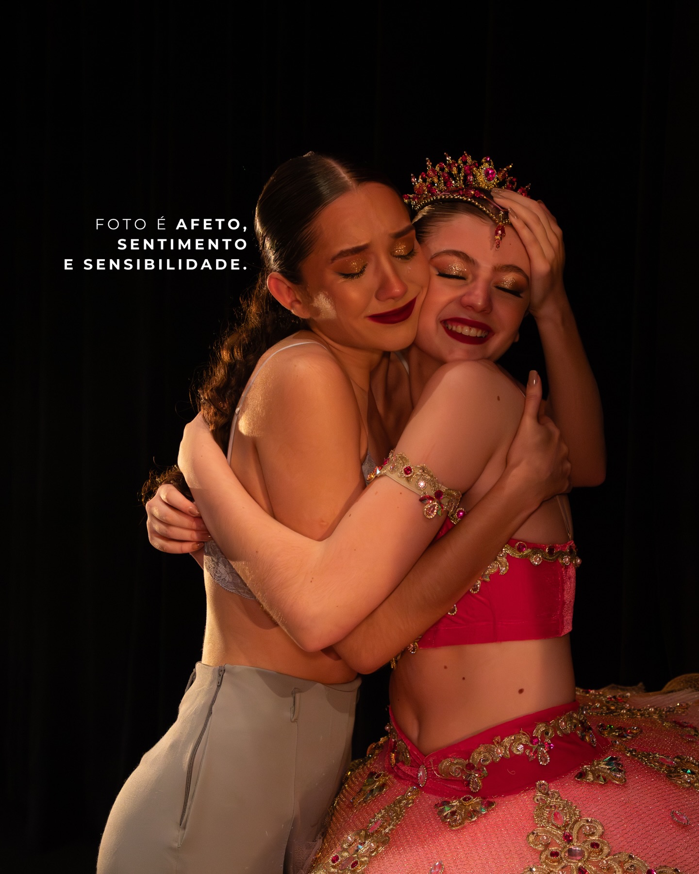 Por um 2026 repleto daquilo que fica, quando os momentos passam… ✨🥹
Uma foto nunca é só uma foto, quando tem sensibilidade, olhar e sentimento! 🩶
📸: @beart.eemtodaparte
✨ nos bastidores do Espetáculo 2025 do @balletanaaraujo
#BeArt #Bastidores #Backstage