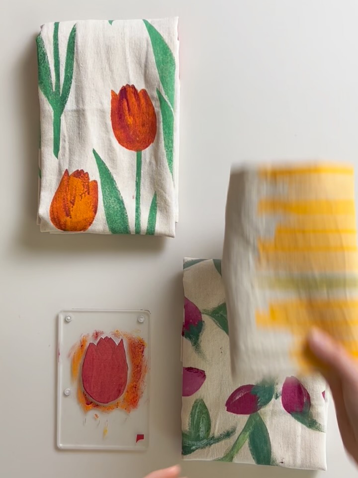 🪻🍑🍒🥟🌷🍇 BURÂS
in emiliano il “burazzo” è lo strofinaccio da cucina.
La nonna lo usava per disporci ad asciugare la pasta fresca, per avvolgere e scuotere con forza le foglie di spinaci appena mondati per fare l’erbazzone, per far scorrere l’acqua dai pomodori cotti e concentrare la conserva…
Ecco qua tutti i burazzi decorati a mano con serigrafia e timbri handmade che troverete a @robettemarket il 1^ marzo.
.
.
#handmade #diy #craft