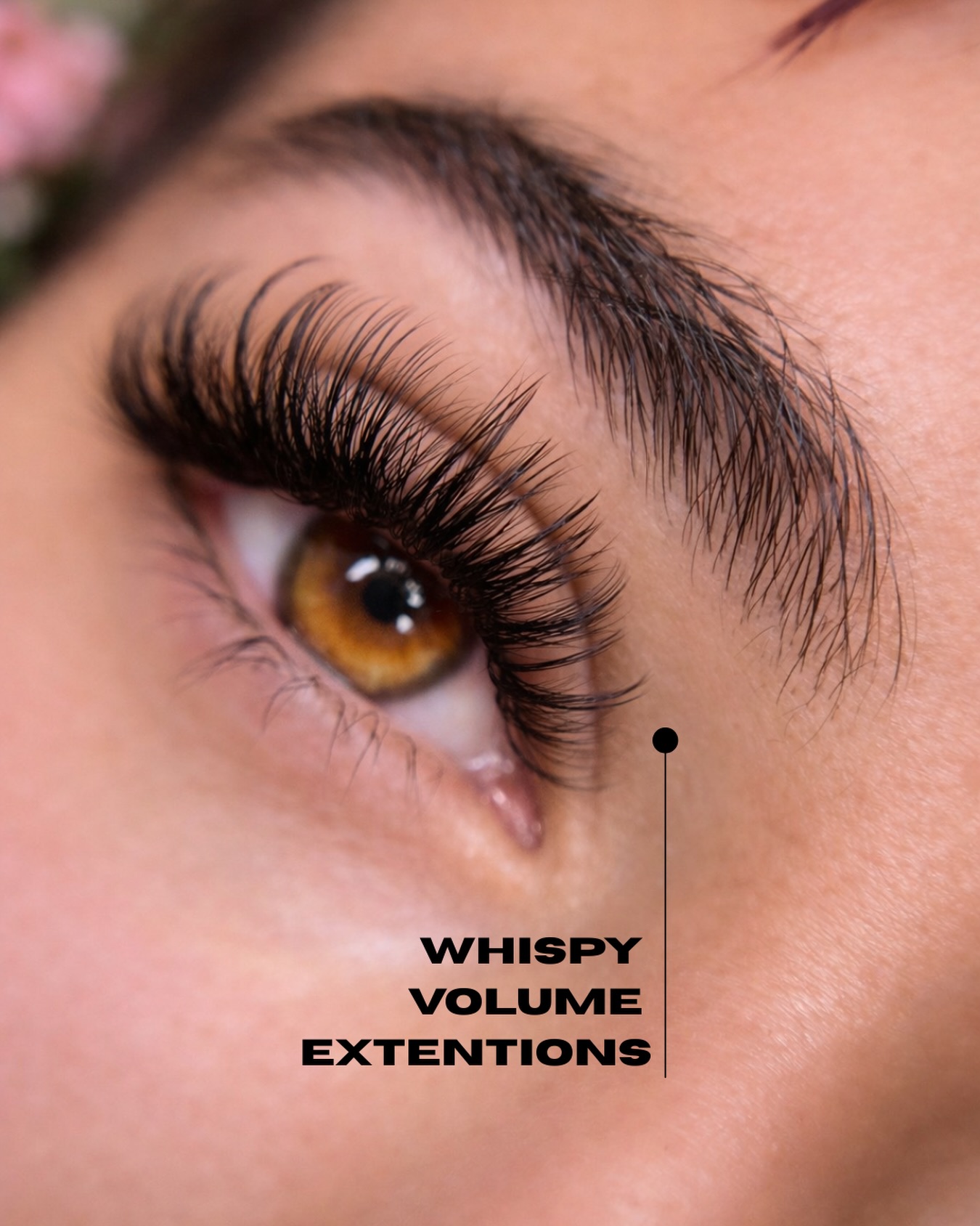 Dieses Wimpernset vereint Volumen und Leichtigkeit in perfekter Balance. Die Wispy Volume Extensions zeichnen sich durch eine feine, federnde Struktur mit bewusst gesetzten längeren Spitzen aus, die einen sanft gestuften, fluffigen Look erzeugen.
Die Kombination aus zarten Volumenfächern und einzelnen Akzentlängen sorgt für mehr Tiefe und Dimension, ohne dabei beschwert zu wirken. Das Ergebnis ist ein intensiver, aber dennoch natürlicher Augenaufschlag mit einem eleganten, leicht verspielten Finish.
✨ Effekt: Weich, luftig und dennoch ausdrucksstark
✨ Look: Leicht strukturiert mit feinen Spitzen
✨ Ideal für: Kundinnen, die Volumen lieben, aber einen natürlichen, nicht zu dichten Effekt bevorzugen
Perfekt für einen glamourösen Alltagslook oder besondere Anlässe – dieses Set betont die Augen und verleiht ihnen eine verführerische, feminine Ausstrahlung. BASEL, ST. JOHANN 📍