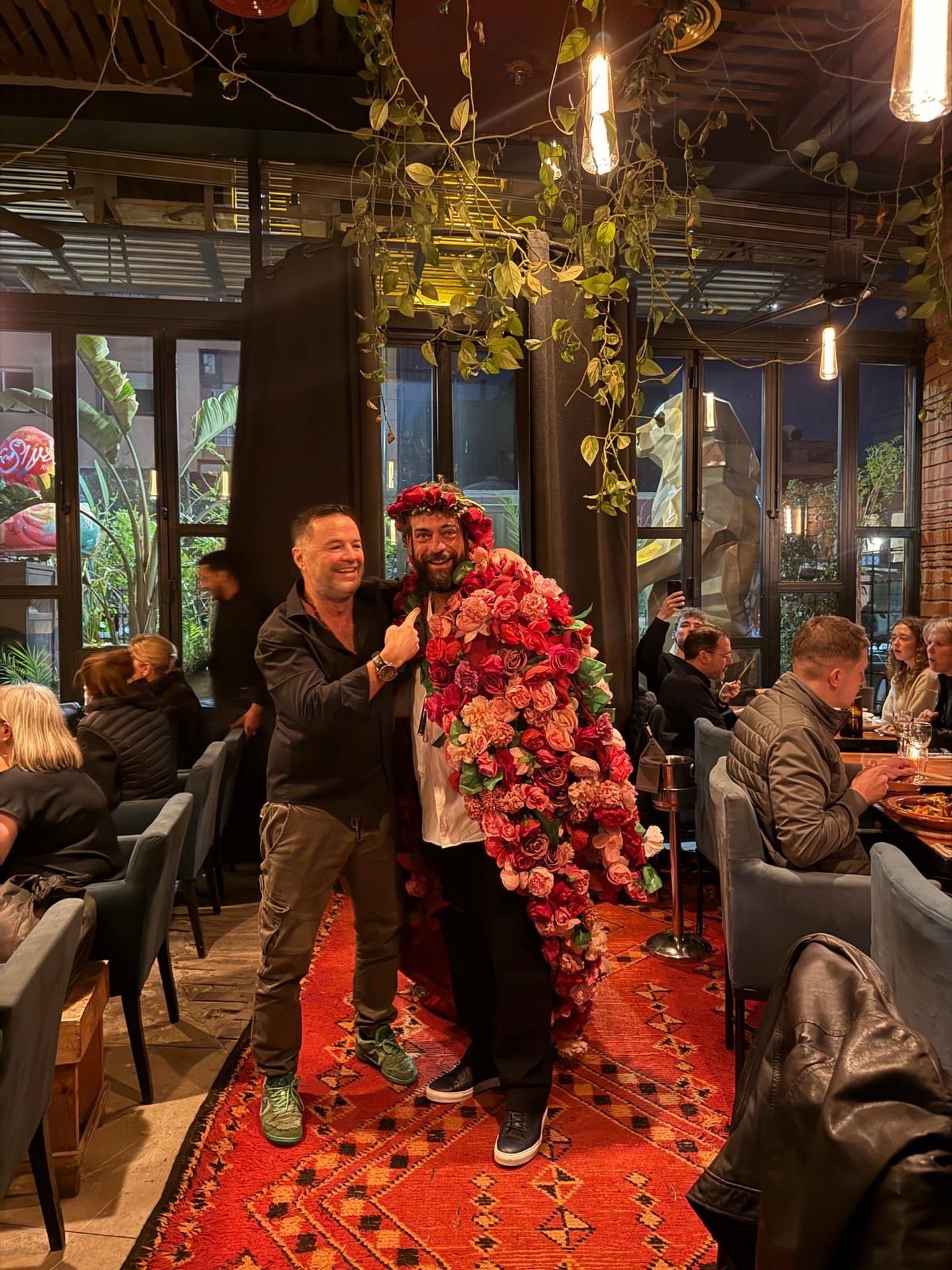 @david_gharbi_aka_pistache “Le Père Valentin” était donc là samedi soir 🤩 Merci pour la surprise. 🌹🌷🌹🌷🌹🌷
#restaurantmarrakech #saintvalentin #valentinesday #marrakesh #roses