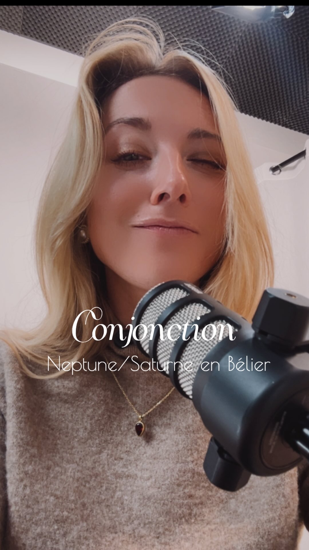 ✨ Neptune conjoint Saturne en Bélier ✨♈️🐏
Un nouveau cycle démarre.
Quand Saturne (structure, responsabilité, réalité) rencontre Neptune (rêves, spiritualité, illusion), on nous demande de matérialiser l’invisible.
En Bélier, ça parle d’initiative, de courage, de nouveau départ.
👉 Concrétiser une vision.
👉 Mettre des limites à ses illusions.
👉 Transformer un rêve en plan d’action.
C’est une énergie forte qui va nous accompagner un bon moment et redéfinir nos ambitions, notre foi, nos engagements.
Dans le podcast avec @rym.renom , on décrypte en profondeur :
– Ce que signifie vraiment cette conjonction
– Ce qu’elle vient restructurer collectivement
– Et tout ce qui s’est joué depuis le début de l’année 👀
🎙 À retrouver sur Spotify & YouTube sur sa chaîne « et Ici on rymait ensemble. »
Si tu ressens que “quelque chose” est en train de se réaligner dans ta vie… ce n’est pas un hasard ✨
#Astrologie #Neptune #Saturne #Conjonction #Astro2026