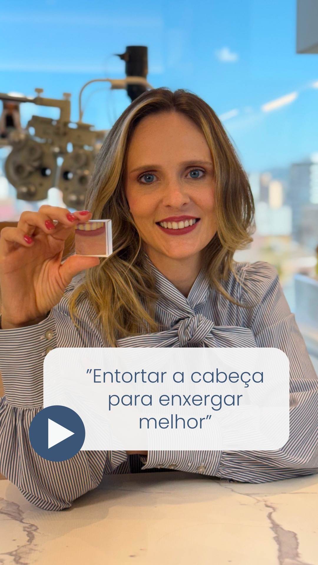 Se a criança entorta a cabeça para assistir TV ou desenhar, não é “mania”.
Pode ser uma forma de tentar enxergar melhor.
Inclinar a cabeça pode indicar estrabismo, diferença de grau entre os olhos ou dificuldade de foco.
É uma adaptação que o cérebro encontra para melhorar a imagem.
Quando esse comportamento é frequente, vale investigar.
Observar cedo é proteger o desenvolvimento visual.
Dra. Juliana Wagner Dada
Referência em Estrabismo adulto e infantil
Especialista em Oftalmologia Pediátrica
CRM39665
RQE35215
#estrabismo #saudeocular #oftalmopediatria